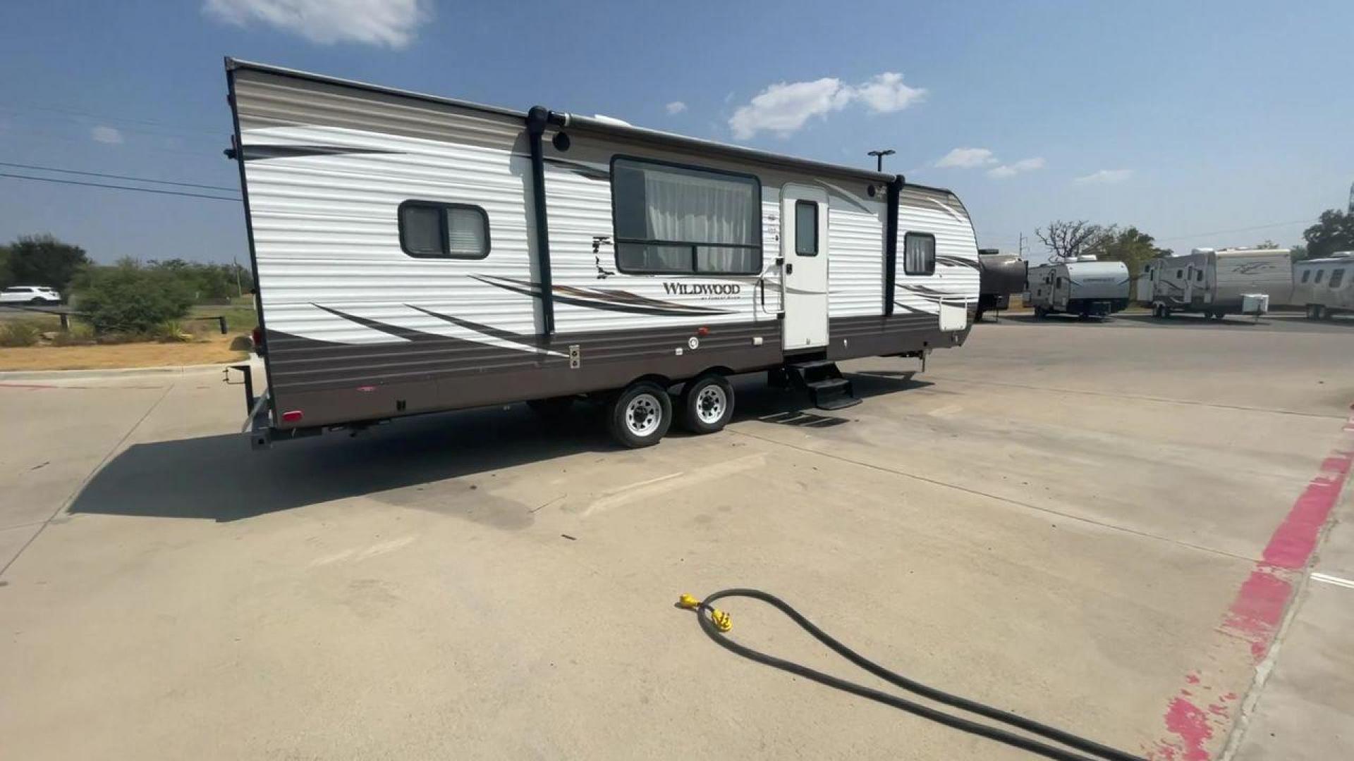 2018 WHITE WILDWOOD 27RKSS (4X4TWDC22JA) , Length: 33.25 ft. | Dry Weight: 6,355 lbs. | Gross Weight: 7,720 lbs. | Slides: 1 transmission, located at 4319 N Main Street, Cleburne, TX, 76033, (817) 221-0660, 32.435829, -97.384178 - Experience the freedom of the open road with the 2018 Forest River Wildwood 27RKSS travel trailer. Meticulously designed and crafted, this RV offers a perfect combination of comfort, functionality, and family-friendly features, making it an ideal choice for those seeking memorable outdoor adventures - Photo#1