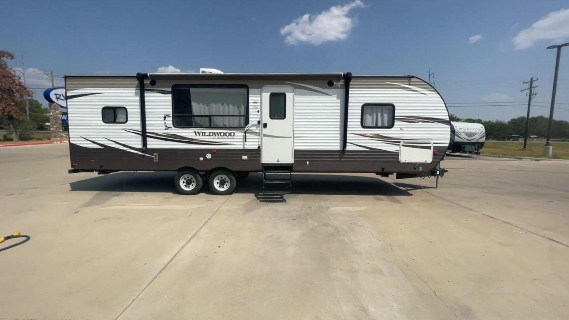 2018 WHITE WILDWOOD 27RKSS (4X4TWDC22JA) , Length: 33.25 ft. | Dry Weight: 6,355 lbs. | Gross Weight: 7,720 lbs. | Slides: 1 transmission, located at 4319 N Main Street, Cleburne, TX, 76033, (817) 221-0660, 32.435829, -97.384178 - Experience the freedom of the open road with the 2018 Forest River Wildwood 27RKSS travel trailer. Meticulously designed and crafted, this RV offers a perfect combination of comfort, functionality, and family-friendly features, making it an ideal choice for those seeking memorable outdoor adventures - Photo#2