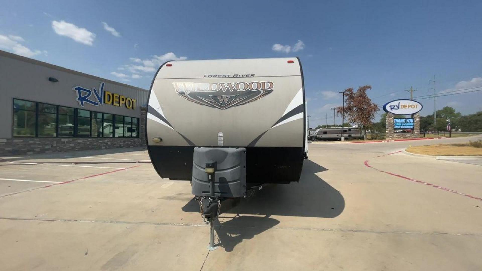 2018 WHITE WILDWOOD 27RKSS (4X4TWDC22JA) , Length: 33.25 ft. | Dry Weight: 6,355 lbs. | Gross Weight: 7,720 lbs. | Slides: 1 transmission, located at 4319 N Main Street, Cleburne, TX, 76033, (817) 221-0660, 32.435829, -97.384178 - Experience the freedom of the open road with the 2018 Forest River Wildwood 27RKSS travel trailer. Meticulously designed and crafted, this RV offers a perfect combination of comfort, functionality, and family-friendly features, making it an ideal choice for those seeking memorable outdoor adventures - Photo#4