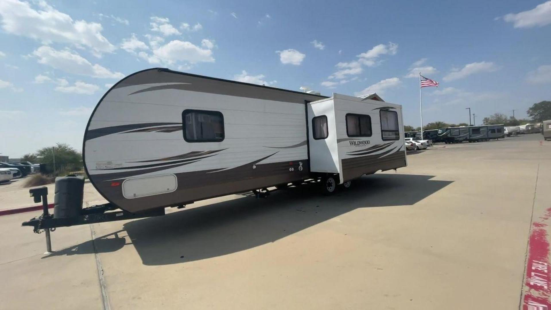 2018 WHITE WILDWOOD 27RKSS (4X4TWDC22JA) , Length: 33.25 ft. | Dry Weight: 6,355 lbs. | Gross Weight: 7,720 lbs. | Slides: 1 transmission, located at 4319 N Main Street, Cleburne, TX, 76033, (817) 221-0660, 32.435829, -97.384178 - Experience the freedom of the open road with the 2018 Forest River Wildwood 27RKSS travel trailer. Meticulously designed and crafted, this RV offers a perfect combination of comfort, functionality, and family-friendly features, making it an ideal choice for those seeking memorable outdoor adventures - Photo#5