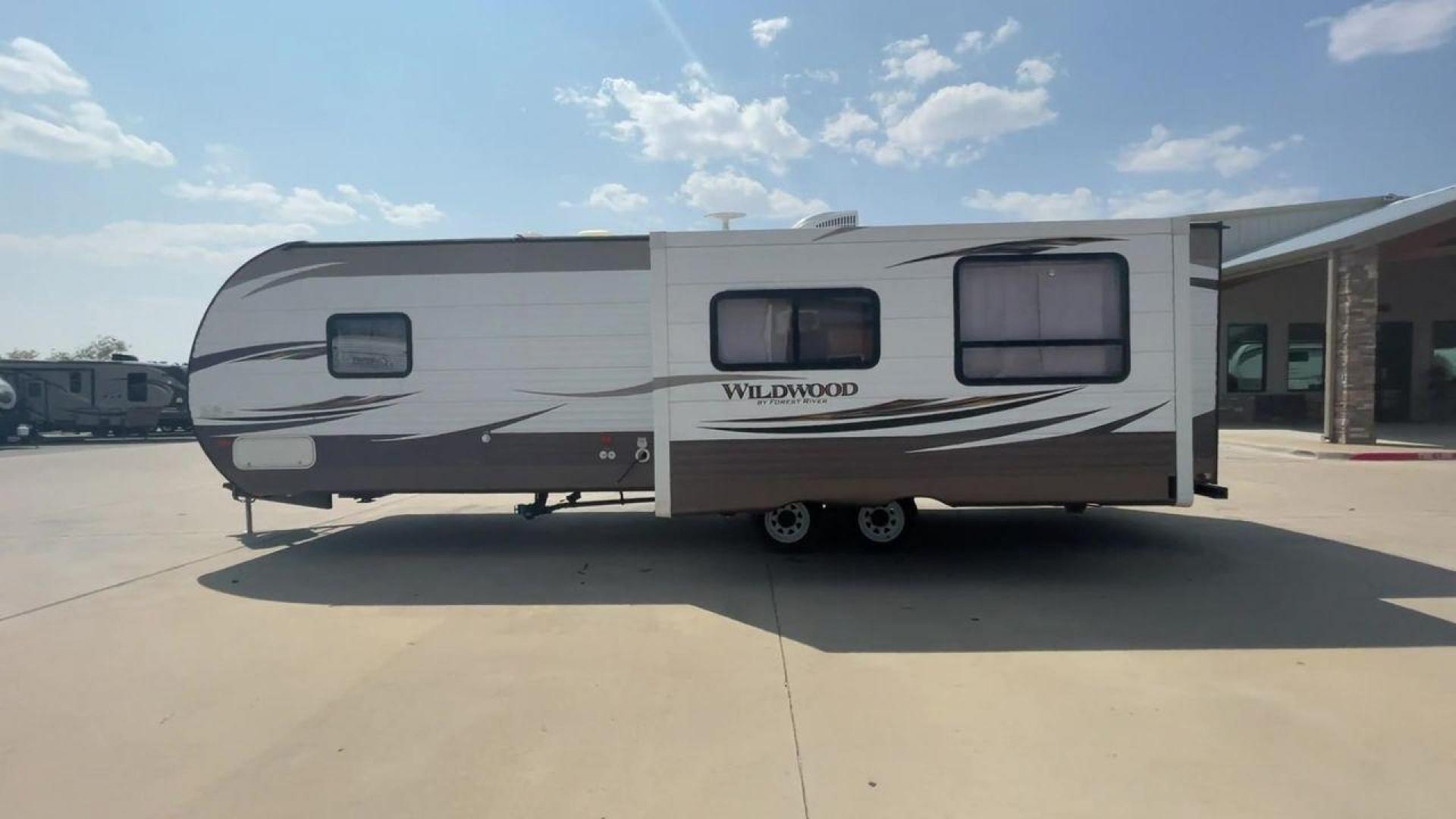 2018 WHITE WILDWOOD 27RKSS (4X4TWDC22JA) , Length: 33.25 ft. | Dry Weight: 6,355 lbs. | Gross Weight: 7,720 lbs. | Slides: 1 transmission, located at 4319 N Main Street, Cleburne, TX, 76033, (817) 221-0660, 32.435829, -97.384178 - Experience the freedom of the open road with the 2018 Forest River Wildwood 27RKSS travel trailer. Meticulously designed and crafted, this RV offers a perfect combination of comfort, functionality, and family-friendly features, making it an ideal choice for those seeking memorable outdoor adventures - Photo#6