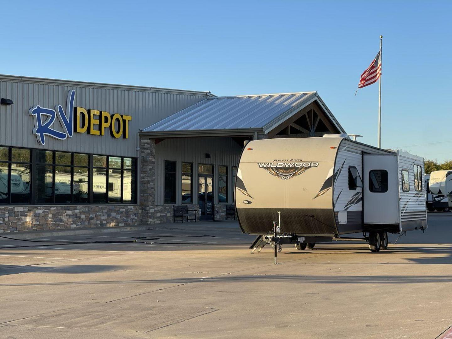 2018 TAN WILDWOOD 28DBUD (4X4TWDD29JA) , Length: 29.5 ft. | Dry Weight: 6,223 lbs. | Slides: 1 transmission, located at 4319 N Main Street, Cleburne, TX, 76033, (817) 221-0660, 32.435829, -97.384178 - The 2018 Wildwood 28DBUD measures just a bit under 30 ft. in length. It has a dry weight of 6,223 lbs. and a payload capacity of 1,549 lbs. It is a dual-axle steel wheel with one power-retractable slide. Inside, you will find a spacious main area with linoleum flooring. Immediately to the left of t - Photo#0