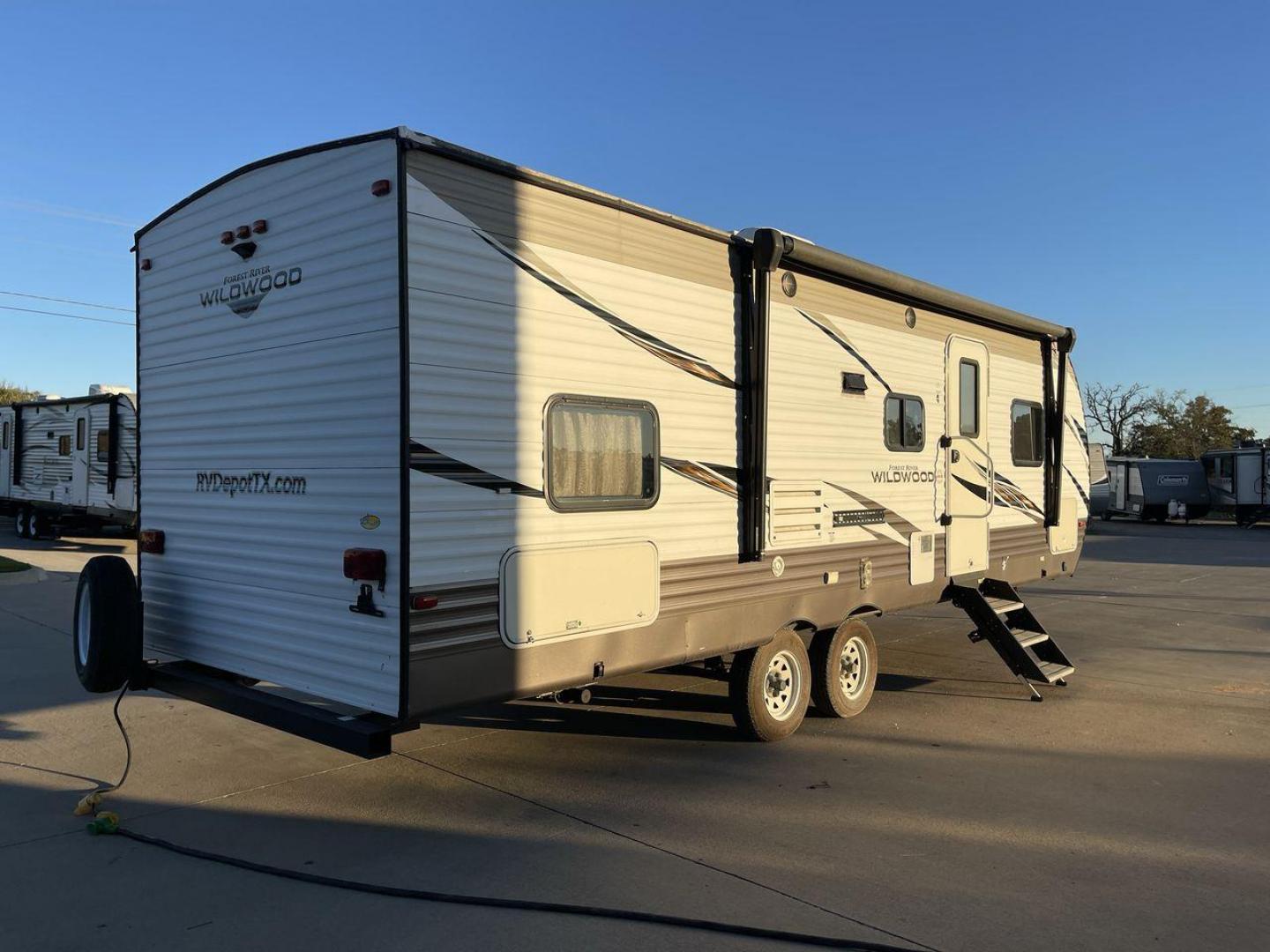 2018 TAN WILDWOOD 28DBUD (4X4TWDD29JA) , Length: 29.5 ft. | Dry Weight: 6,223 lbs. | Slides: 1 transmission, located at 4319 N Main Street, Cleburne, TX, 76033, (817) 221-0660, 32.435829, -97.384178 - The 2018 Wildwood 28DBUD measures just a bit under 30 ft. in length. It has a dry weight of 6,223 lbs. and a payload capacity of 1,549 lbs. It is a dual-axle steel wheel with one power-retractable slide. Inside, you will find a spacious main area with linoleum flooring. Immediately to the left of t - Photo#24