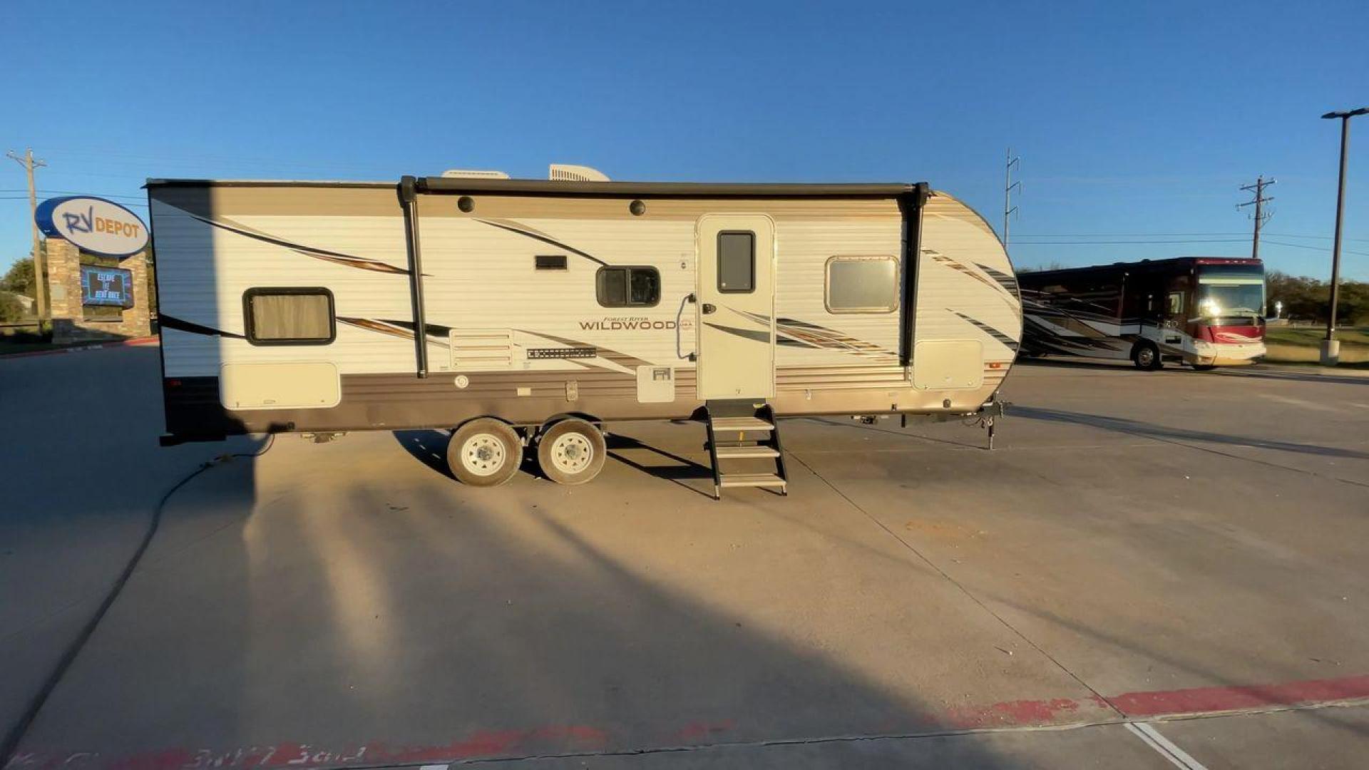 2018 TAN WILDWOOD 28DBUD (4X4TWDD29JA) , Length: 29.5 ft. | Dry Weight: 6,223 lbs. | Slides: 1 transmission, located at 4319 N Main Street, Cleburne, TX, 76033, (817) 221-0660, 32.435829, -97.384178 - The 2018 Wildwood 28DBUD measures just a bit under 30 ft. in length. It has a dry weight of 6,223 lbs. and a payload capacity of 1,549 lbs. It is a dual-axle steel wheel with one power-retractable slide. Inside, you will find a spacious main area with linoleum flooring. Immediately to the left of t - Photo#2