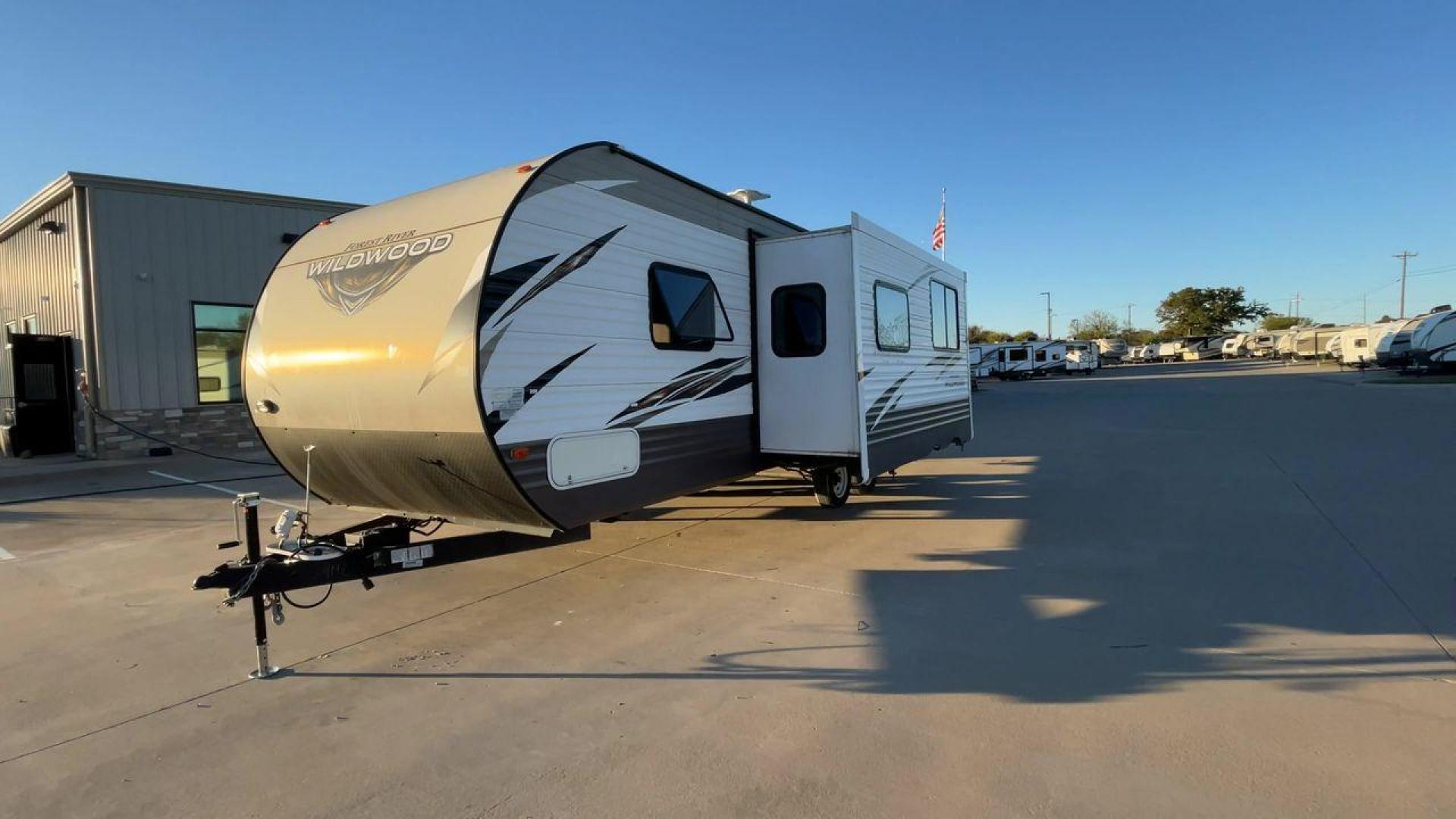 2018 TAN WILDWOOD 28DBUD (4X4TWDD29JA) , Length: 29.5 ft. | Dry Weight: 6,223 lbs. | Slides: 1 transmission, located at 4319 N Main Street, Cleburne, TX, 76033, (817) 221-0660, 32.435829, -97.384178 - The 2018 Wildwood 28DBUD measures just a bit under 30 ft. in length. It has a dry weight of 6,223 lbs. and a payload capacity of 1,549 lbs. It is a dual-axle steel wheel with one power-retractable slide. Inside, you will find a spacious main area with linoleum flooring. Immediately to the left of t - Photo#5