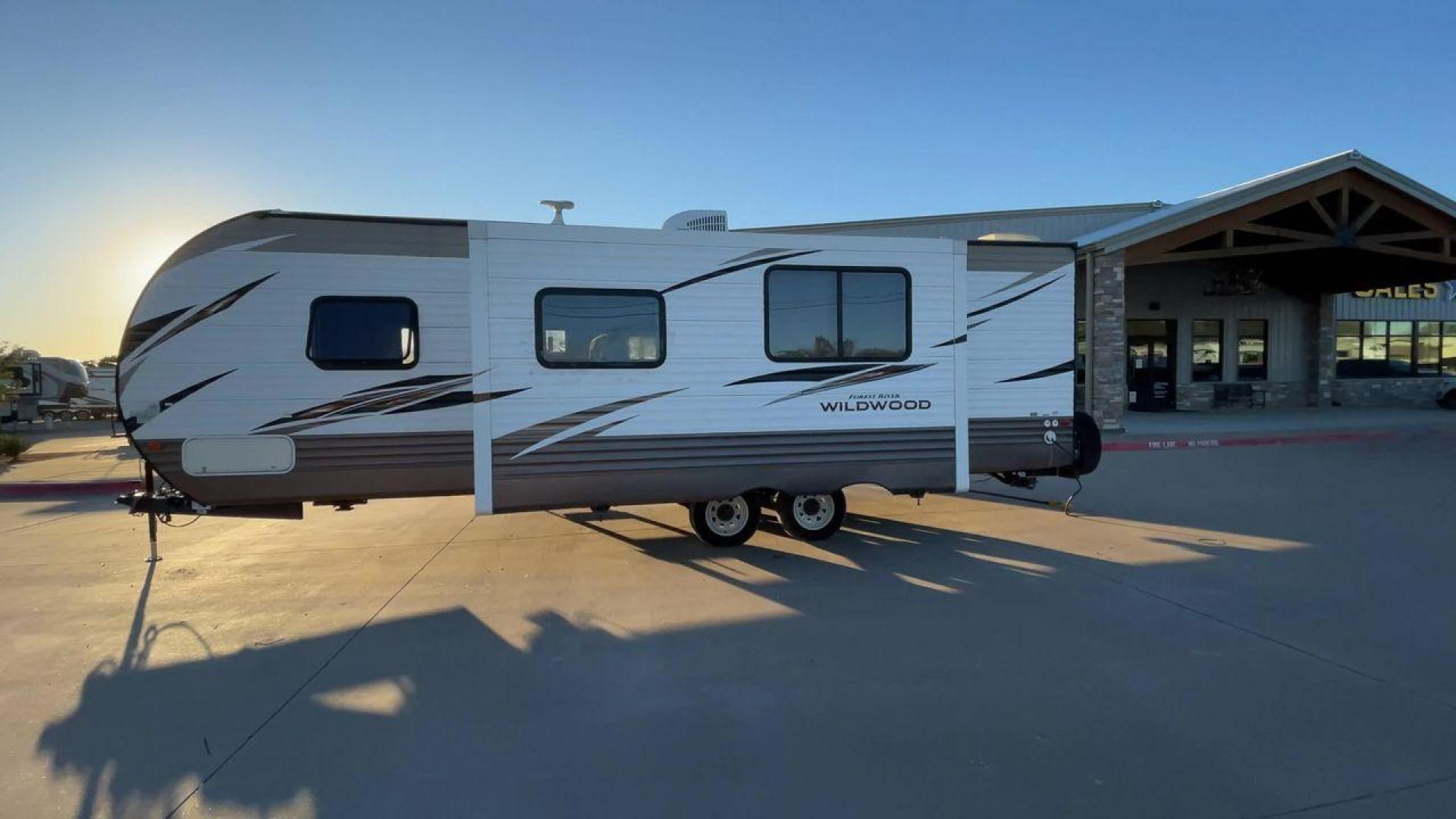 2018 TAN WILDWOOD 28DBUD (4X4TWDD29JA) , Length: 29.5 ft. | Dry Weight: 6,223 lbs. | Slides: 1 transmission, located at 4319 N Main Street, Cleburne, TX, 76033, (817) 221-0660, 32.435829, -97.384178 - The 2018 Wildwood 28DBUD measures just a bit under 30 ft. in length. It has a dry weight of 6,223 lbs. and a payload capacity of 1,549 lbs. It is a dual-axle steel wheel with one power-retractable slide. Inside, you will find a spacious main area with linoleum flooring. Immediately to the left of t - Photo#6