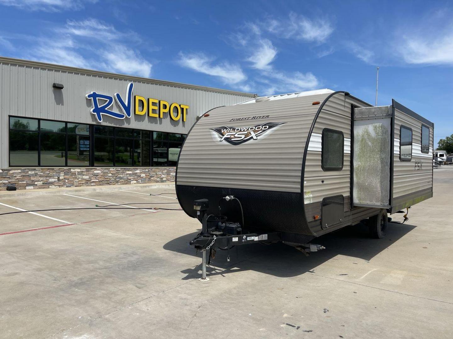 2018 WILDWOOD FSX 190SS (4X4TWDU1XJY) , Length: 22.58 ft. | Dry Weight: 3,474 lbs. | Slides: 1 transmission, located at 4319 N Main Street, Cleburne, TX, 76033, (817) 221-0660, 32.435829, -97.384178 - With the 2018 Wildwood FSX 190SS Travel Trailer, a model that flawlessly strikes the right mix between utility and convenience, set out on a small yet cozy journey. With a length of 22.58 feet, this travel trailer is crafted to offer a comfortable and pleasant journey on the road. With a robust wood - Photo#0