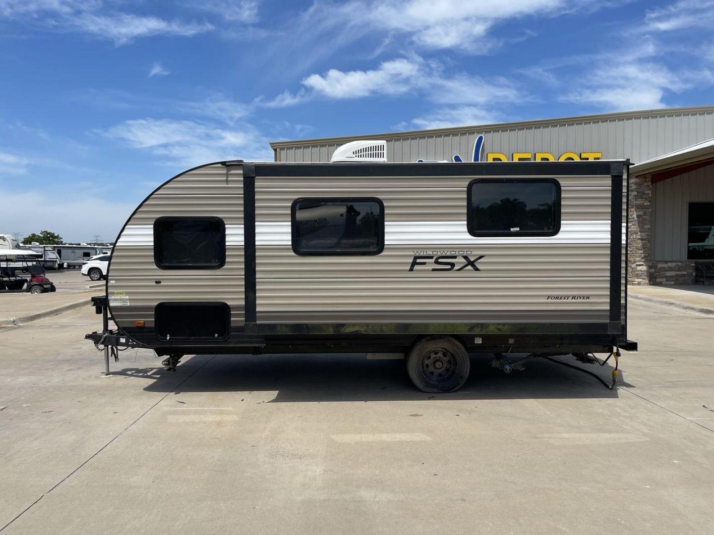 2018 WILDWOOD FSX 190SS (4X4TWDU1XJY) , Length: 22.58 ft. | Dry Weight: 3,474 lbs. | Slides: 1 transmission, located at 4319 N Main Street, Cleburne, TX, 76033, (817) 221-0660, 32.435829, -97.384178 - With the 2018 Wildwood FSX 190SS Travel Trailer, a model that flawlessly strikes the right mix between utility and convenience, set out on a small yet cozy journey. With a length of 22.58 feet, this travel trailer is crafted to offer a comfortable and pleasant journey on the road. With a robust wood - Photo#22