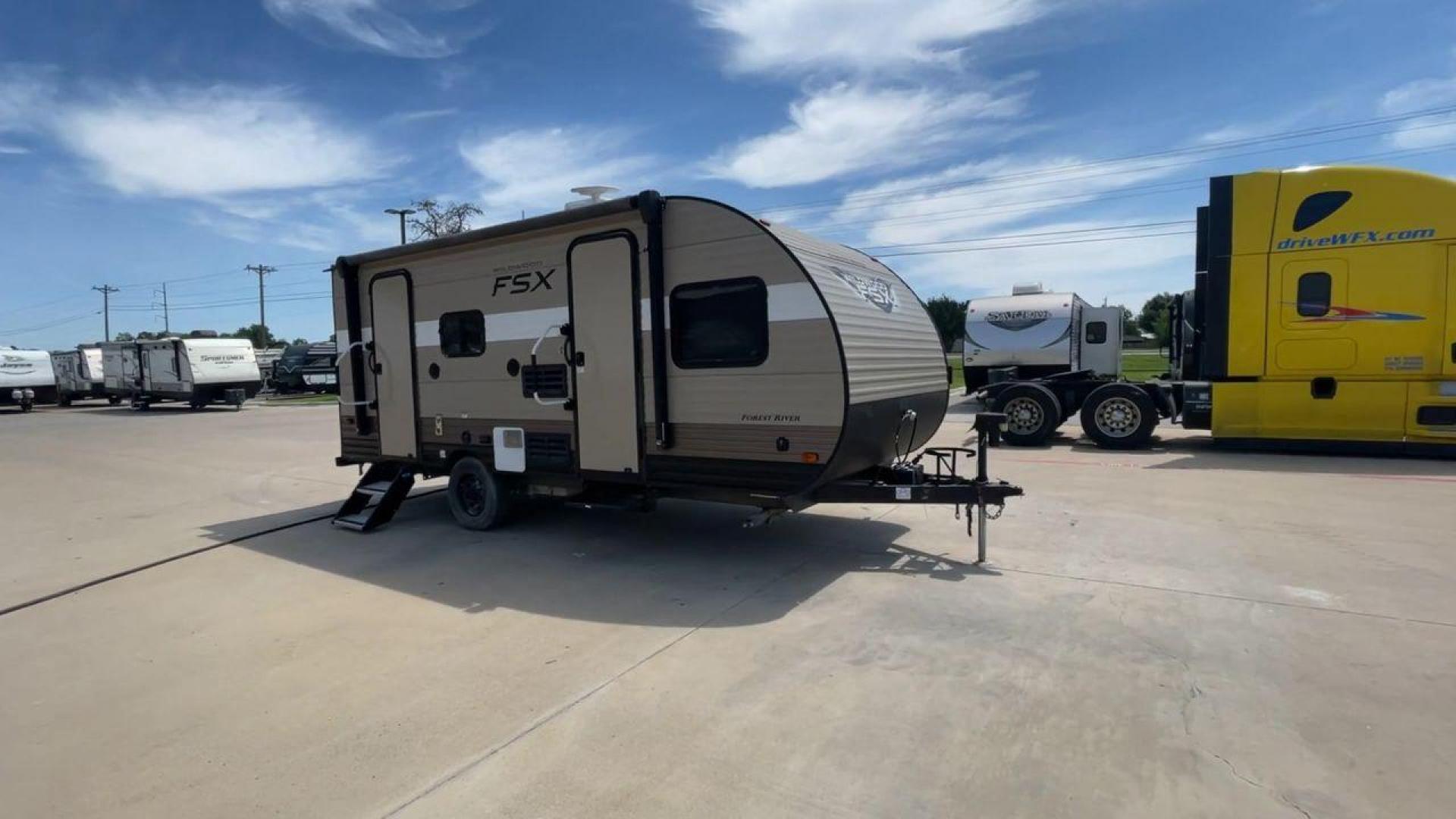 2018 WILDWOOD FSX 190SS (4X4TWDU1XJY) , Length: 22.58 ft. | Dry Weight: 3,474 lbs. | Slides: 1 transmission, located at 4319 N Main Street, Cleburne, TX, 76033, (817) 221-0660, 32.435829, -97.384178 - With the 2018 Wildwood FSX 190SS Travel Trailer, a model that flawlessly strikes the right mix between utility and convenience, set out on a small yet cozy journey. With a length of 22.58 feet, this travel trailer is crafted to offer a comfortable and pleasant journey on the road. With a robust wood - Photo#3