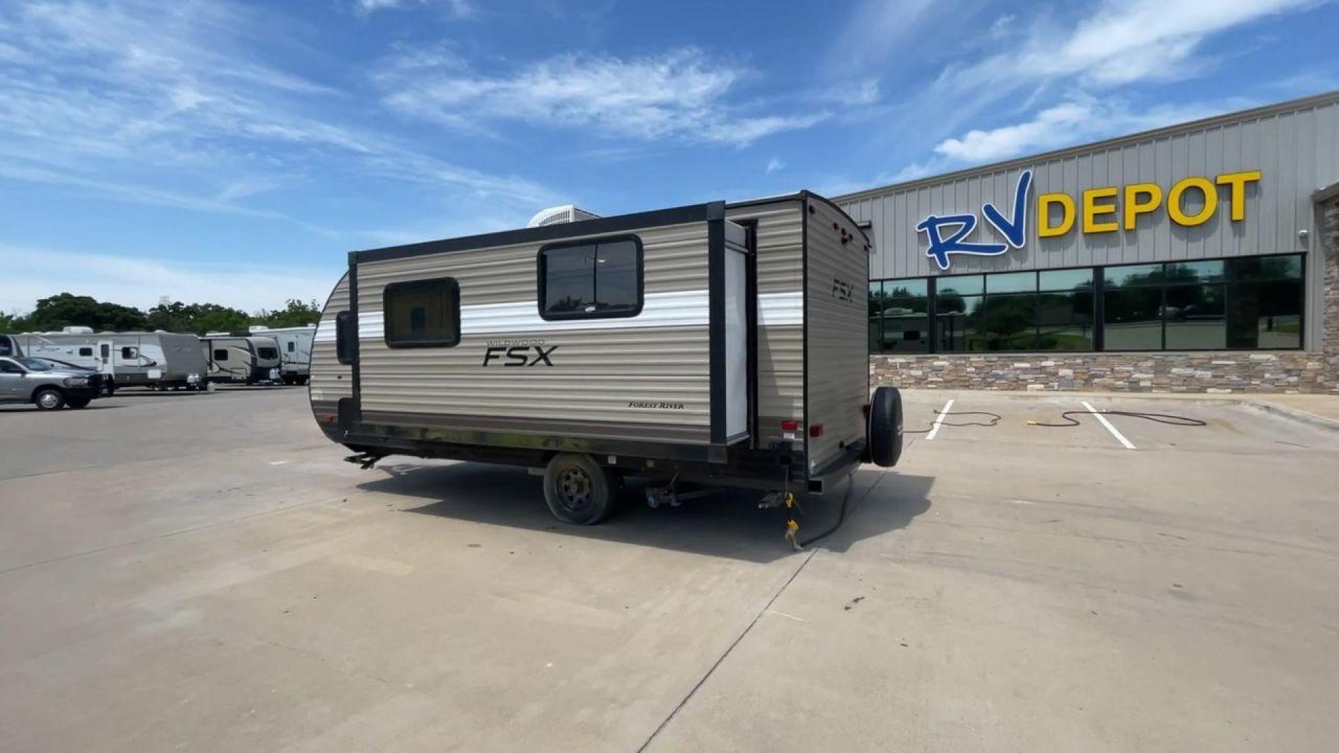 2018 WILDWOOD FSX 190SS (4X4TWDU1XJY) , Length: 22.58 ft. | Dry Weight: 3,474 lbs. | Slides: 1 transmission, located at 4319 N Main Street, Cleburne, TX, 76033, (817) 221-0660, 32.435829, -97.384178 - With the 2018 Wildwood FSX 190SS Travel Trailer, a model that flawlessly strikes the right mix between utility and convenience, set out on a small yet cozy journey. With a length of 22.58 feet, this travel trailer is crafted to offer a comfortable and pleasant journey on the road. With a robust wood - Photo#7