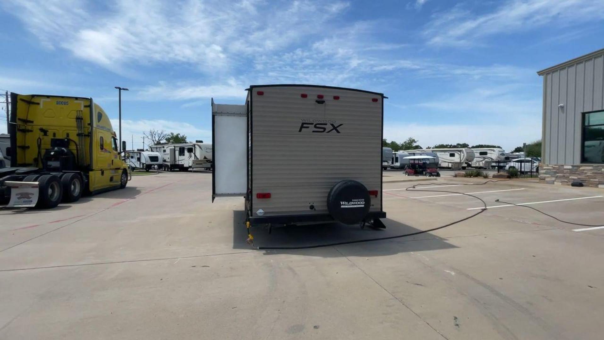 2018 WILDWOOD FSX 190SS (4X4TWDU1XJY) , Length: 22.58 ft. | Dry Weight: 3,474 lbs. | Slides: 1 transmission, located at 4319 N Main Street, Cleburne, TX, 76033, (817) 221-0660, 32.435829, -97.384178 - With the 2018 Wildwood FSX 190SS Travel Trailer, a model that flawlessly strikes the right mix between utility and convenience, set out on a small yet cozy journey. With a length of 22.58 feet, this travel trailer is crafted to offer a comfortable and pleasant journey on the road. With a robust wood - Photo#8