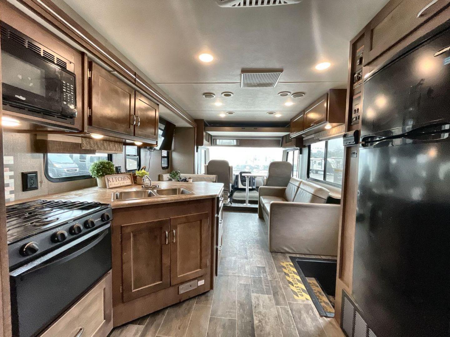 2018 WINNEBAGO INTENT 31P (1F65F5DYXJ0) , located at 4319 N Main Street, Cleburne, TX, 76033, (817) 221-0660, 32.435829, -97.384178 - Photo#10