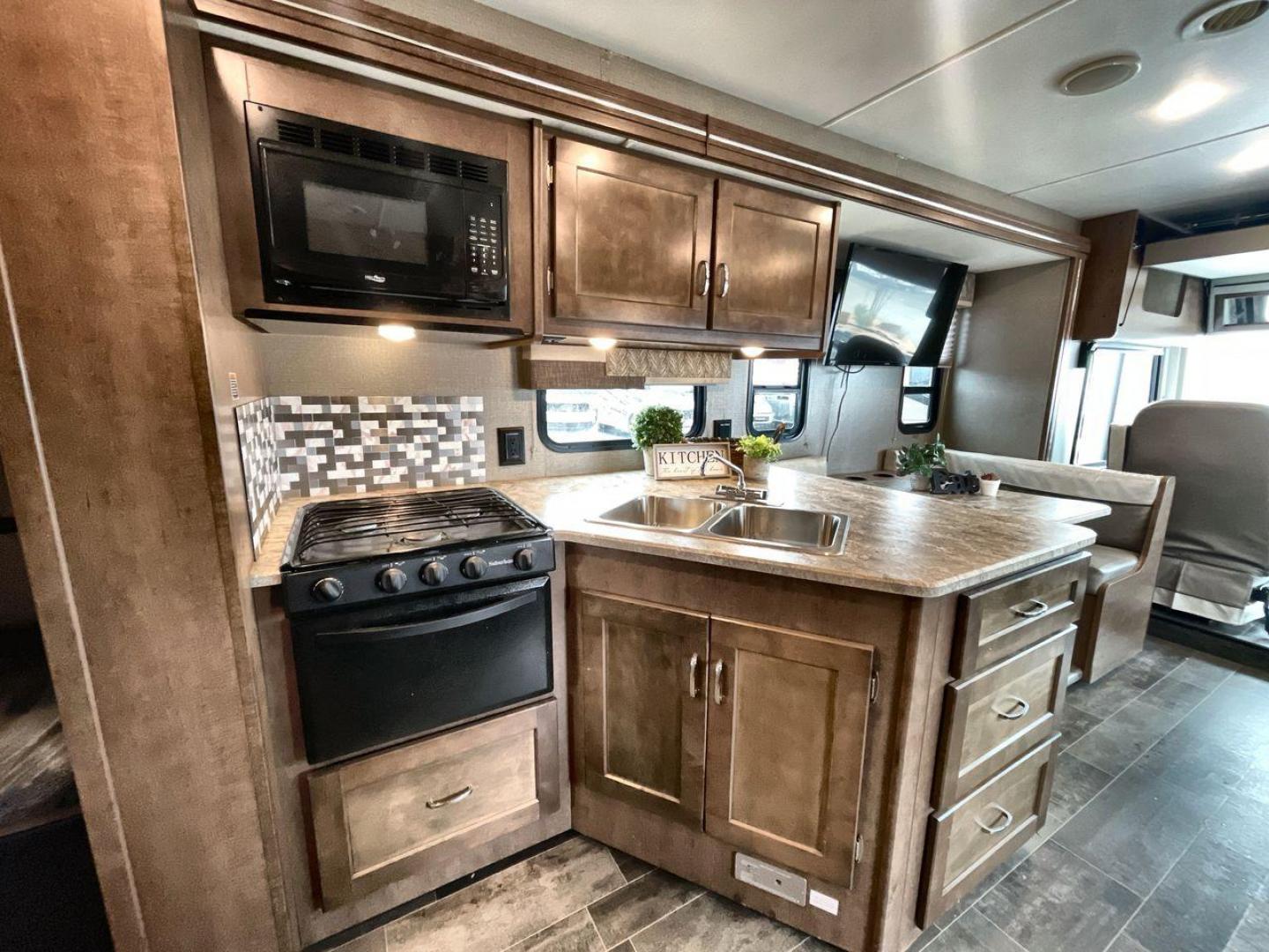 2018 WINNEBAGO INTENT 31P (1F65F5DYXJ0) , located at 4319 N Main Street, Cleburne, TX, 76033, (817) 221-0660, 32.435829, -97.384178 - Photo#13