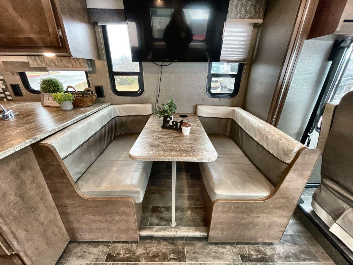 2018 WINNEBAGO INTENT 31P (1F65F5DYXJ0) , located at 4319 N Main Street, Cleburne, TX, 76033, (817) 221-0660, 32.435829, -97.384178 - Photo#14