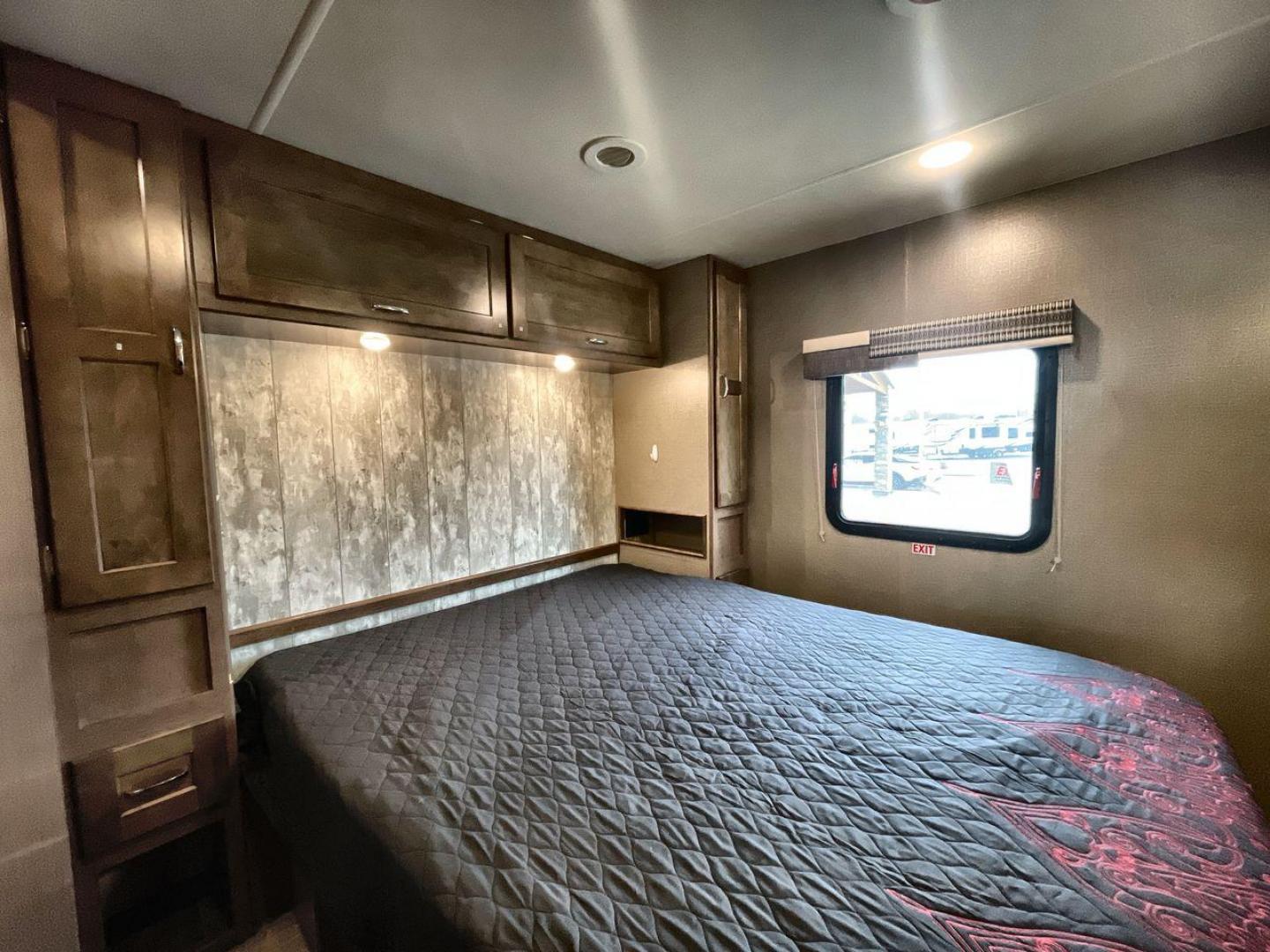 2018 WINNEBAGO INTENT 31P (1F65F5DYXJ0) , located at 4319 N Main Street, Cleburne, TX, 76033, (817) 221-0660, 32.435829, -97.384178 - Photo#17