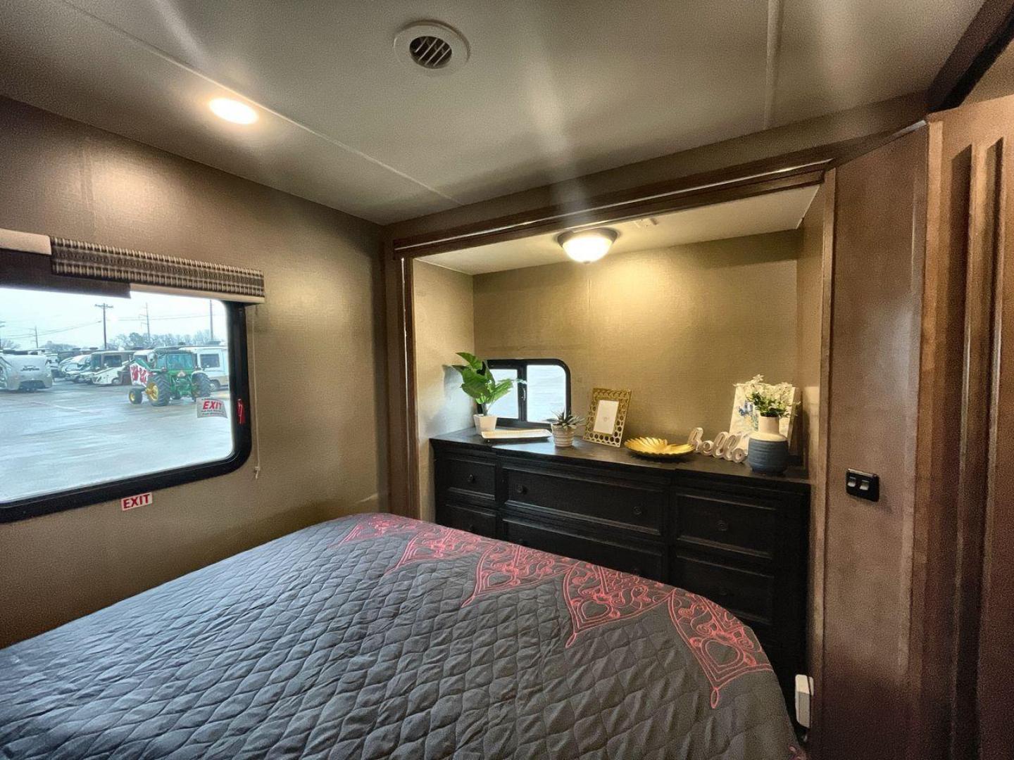 2018 WINNEBAGO INTENT 31P (1F65F5DYXJ0) , located at 4319 N Main Street, Cleburne, TX, 76033, (817) 221-0660, 32.435829, -97.384178 - Photo#18