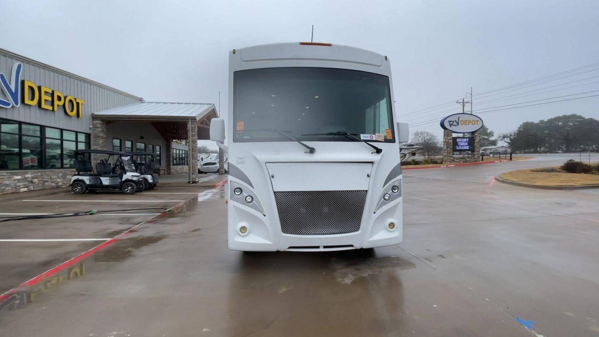 2018 WINNEBAGO INTENT 31P (1F65F5DYXJ0) , located at 4319 N Main Street, Cleburne, TX, 76033, (817) 221-0660, 32.435829, -97.384178 - Photo#4