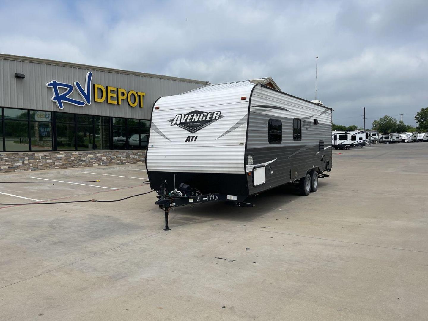 2019 WHITE AVENGER 21RB (5ZT2AVKB3KB) , Length: 26.75 ft | Dry Weight: 4,537 lbs. | Slides: 0 transmission, located at 4319 N Main Street, Cleburne, TX, 76033, (817) 221-0660, 32.435829, -97.384178 - A small yet adaptable travel companion for your upcoming journey, meet the 2019 Avenger 21RB Travel Trailer. This travel trailer, measuring 26.75 feet in length, offers a great balance of convenience and spaciousness, making it a top pick for couples and small families. With a dry weight of 4,537 lb - Photo#0