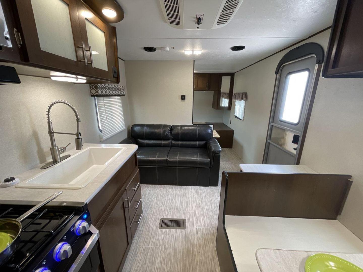 2019 WHITE AVENGER 21RB (5ZT2AVKB3KB) , Length: 26.75 ft | Dry Weight: 4,537 lbs. | Slides: 0 transmission, located at 4319 N Main Street, Cleburne, TX, 76033, (817) 221-0660, 32.435829, -97.384178 - A small yet adaptable travel companion for your upcoming journey, meet the 2019 Avenger 21RB Travel Trailer. This travel trailer, measuring 26.75 feet in length, offers a great balance of convenience and spaciousness, making it a top pick for couples and small families. With a dry weight of 4,537 lb - Photo#10