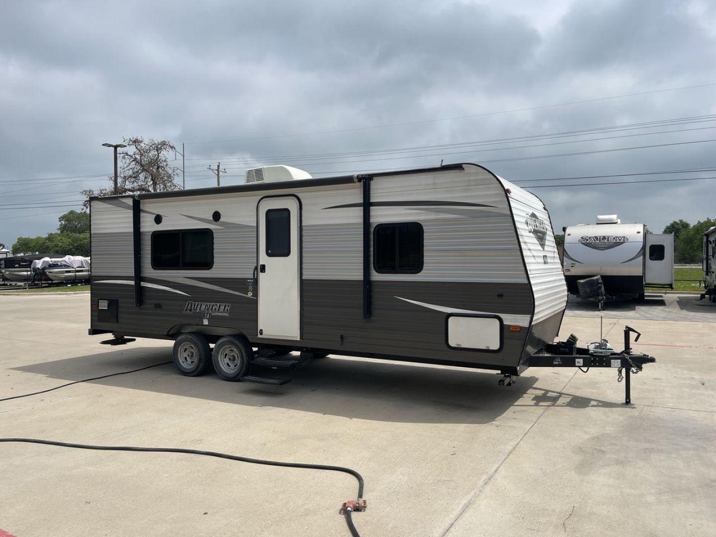 2019 WHITE AVENGER 21RB (5ZT2AVKB3KB) , Length: 26.75 ft | Dry Weight: 4,537 lbs. | Slides: 0 transmission, located at 4319 N Main Street, Cleburne, TX, 76033, (817) 221-0660, 32.435829, -97.384178 - A small yet adaptable travel companion for your upcoming journey, meet the 2019 Avenger 21RB Travel Trailer. This travel trailer, measuring 26.75 feet in length, offers a great balance of convenience and spaciousness, making it a top pick for couples and small families. With a dry weight of 4,537 lb - Photo#21