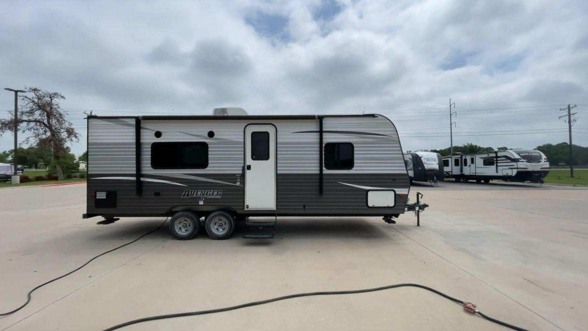 2019 WHITE AVENGER 21RB (5ZT2AVKB3KB) , Length: 26.75 ft | Dry Weight: 4,537 lbs. | Slides: 0 transmission, located at 4319 N Main Street, Cleburne, TX, 76033, (817) 221-0660, 32.435829, -97.384178 - A small yet adaptable travel companion for your upcoming journey, meet the 2019 Avenger 21RB Travel Trailer. This travel trailer, measuring 26.75 feet in length, offers a great balance of convenience and spaciousness, making it a top pick for couples and small families. With a dry weight of 4,537 lb - Photo#2