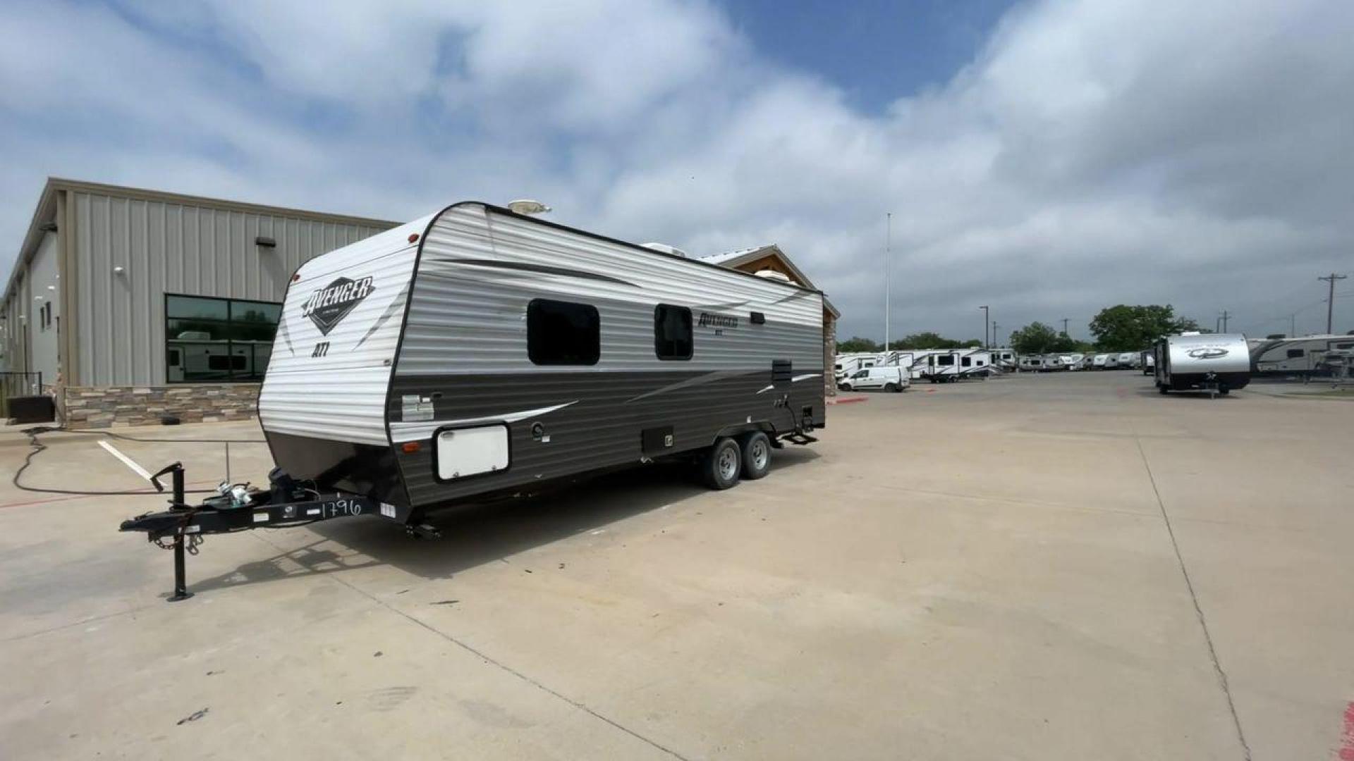 2019 WHITE AVENGER 21RB (5ZT2AVKB3KB) , Length: 26.75 ft | Dry Weight: 4,537 lbs. | Slides: 0 transmission, located at 4319 N Main Street, Cleburne, TX, 76033, (817) 221-0660, 32.435829, -97.384178 - A small yet adaptable travel companion for your upcoming journey, meet the 2019 Avenger 21RB Travel Trailer. This travel trailer, measuring 26.75 feet in length, offers a great balance of convenience and spaciousness, making it a top pick for couples and small families. With a dry weight of 4,537 lb - Photo#5