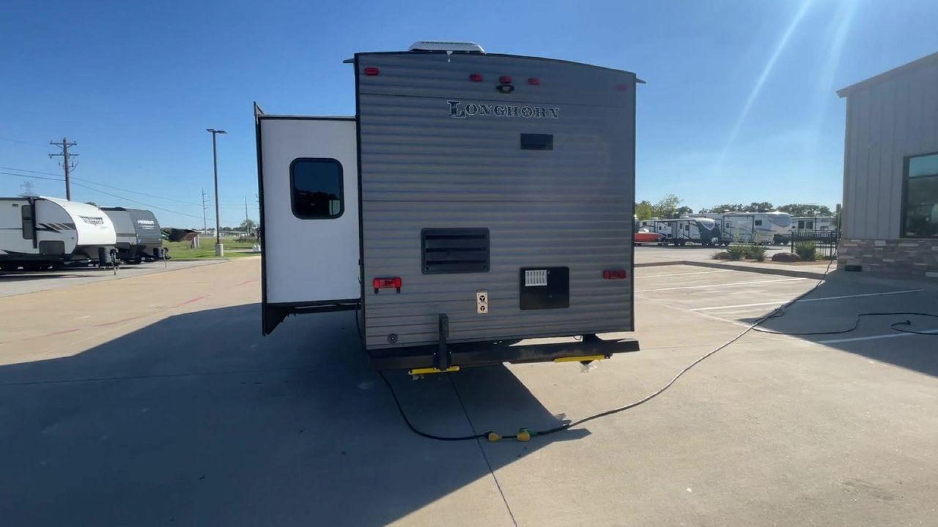 2019 CROSSROADS LONGHORN 280RK (4YDT28029KS) , Length: 32.92 ft.| Dry Weight: 6,660 lbs. | Slides: 1 transmission, located at 4319 N Main Street, Cleburne, TX, 76033, (817) 221-0660, 32.435829, -97.384178 - The 2019 Crossroads Longhorn 280RK is a travel trailer offering a comfortable and spacious living experience. This model features a length of 32.92 feet and a dry weight of 6,660 lbs., making it towable while still providing ample living space. It comes equipped with one slide, which greatly enhance - Photo#8