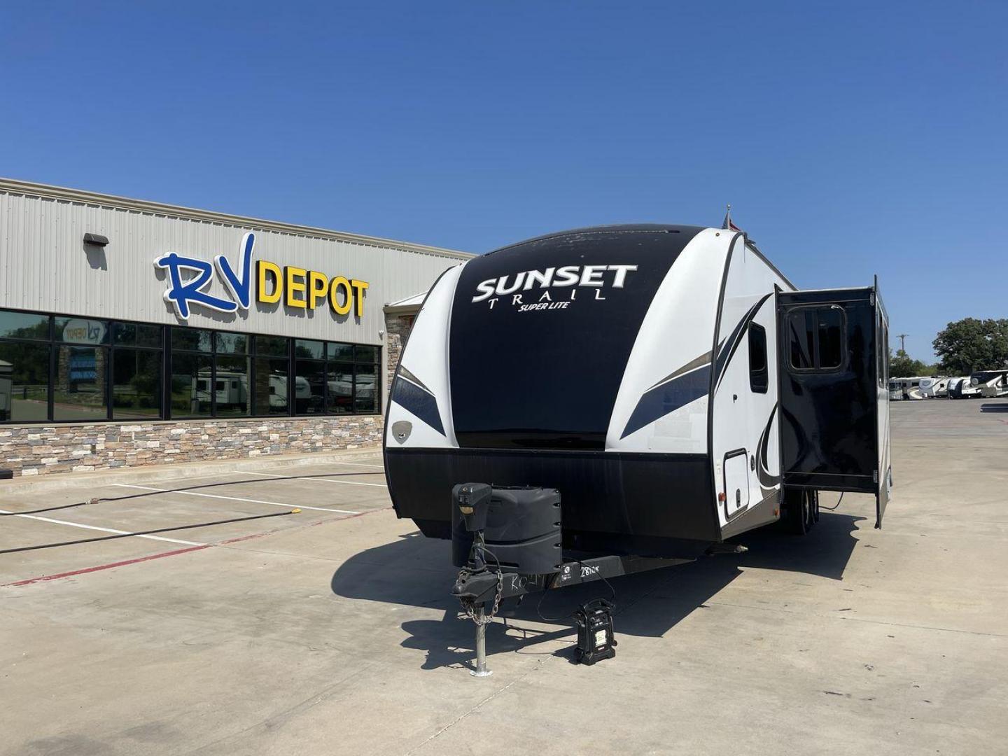 2019 CROSSROADS SUNSET TRAIL 289QB (4YDT28925K5) , Length: 32.75 ft. | Dry Weight: 5,661 lbs. | Gross Weight: 7,600 lbs. | Slides: 1 transmission, located at 4319 N Main Street, Cleburne, TX, 76033, (817) 221-0660, 32.435829, -97.384178 - The 2019 Crossroads Sunset Trail 289QB offers an ideal balance of comfort, functionality, and style, perfect for family adventures. It has a length of 32.75 feet, a dry weight of 5,661 lbs, and a gross weight of 7,600 lbs, this trailer is built for easy towing and versatility. The exterior features - Photo#0