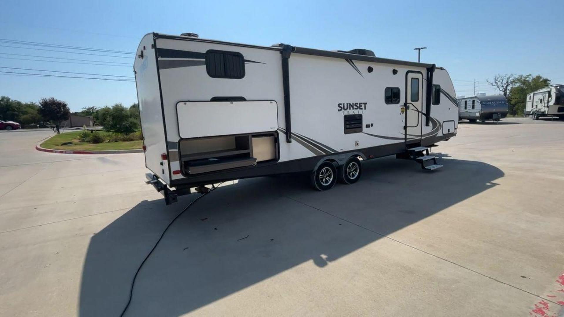 2019 CROSSROADS SUNSET TRAIL 289QB (4YDT28925K5) , Length: 32.75 ft. | Dry Weight: 5,661 lbs. | Gross Weight: 7,600 lbs. | Slides: 1 transmission, located at 4319 N Main Street, Cleburne, TX, 76033, (817) 221-0660, 32.435829, -97.384178 - The 2019 Crossroads Sunset Trail 289QB offers an ideal balance of comfort, functionality, and style, perfect for family adventures. It has a length of 32.75 feet, a dry weight of 5,661 lbs, and a gross weight of 7,600 lbs, this trailer is built for easy towing and versatility. The exterior features - Photo#1