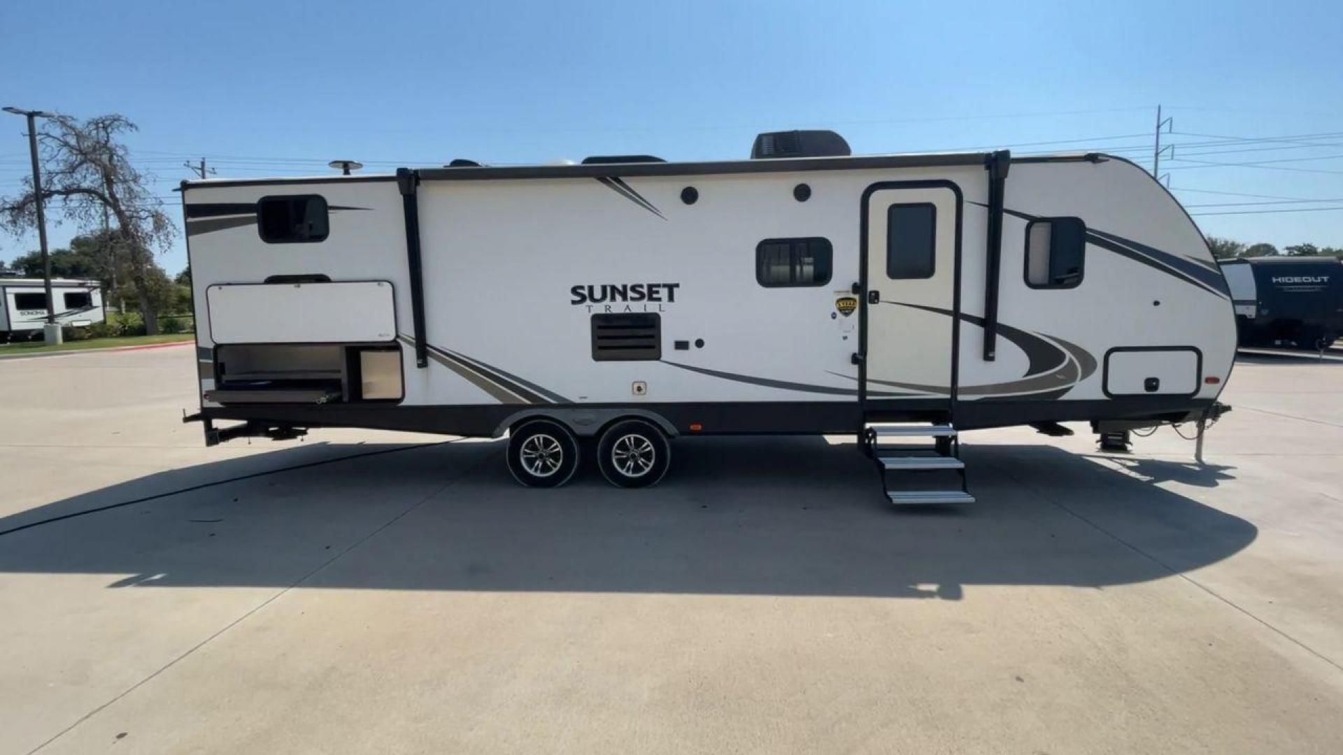 2019 CROSSROADS SUNSET TRAIL 289QB (4YDT28925K5) , Length: 32.75 ft. | Dry Weight: 5,661 lbs. | Gross Weight: 7,600 lbs. | Slides: 1 transmission, located at 4319 N Main Street, Cleburne, TX, 76033, (817) 221-0660, 32.435829, -97.384178 - The 2019 Crossroads Sunset Trail 289QB offers an ideal balance of comfort, functionality, and style, perfect for family adventures. It has a length of 32.75 feet, a dry weight of 5,661 lbs, and a gross weight of 7,600 lbs, this trailer is built for easy towing and versatility. The exterior features - Photo#2