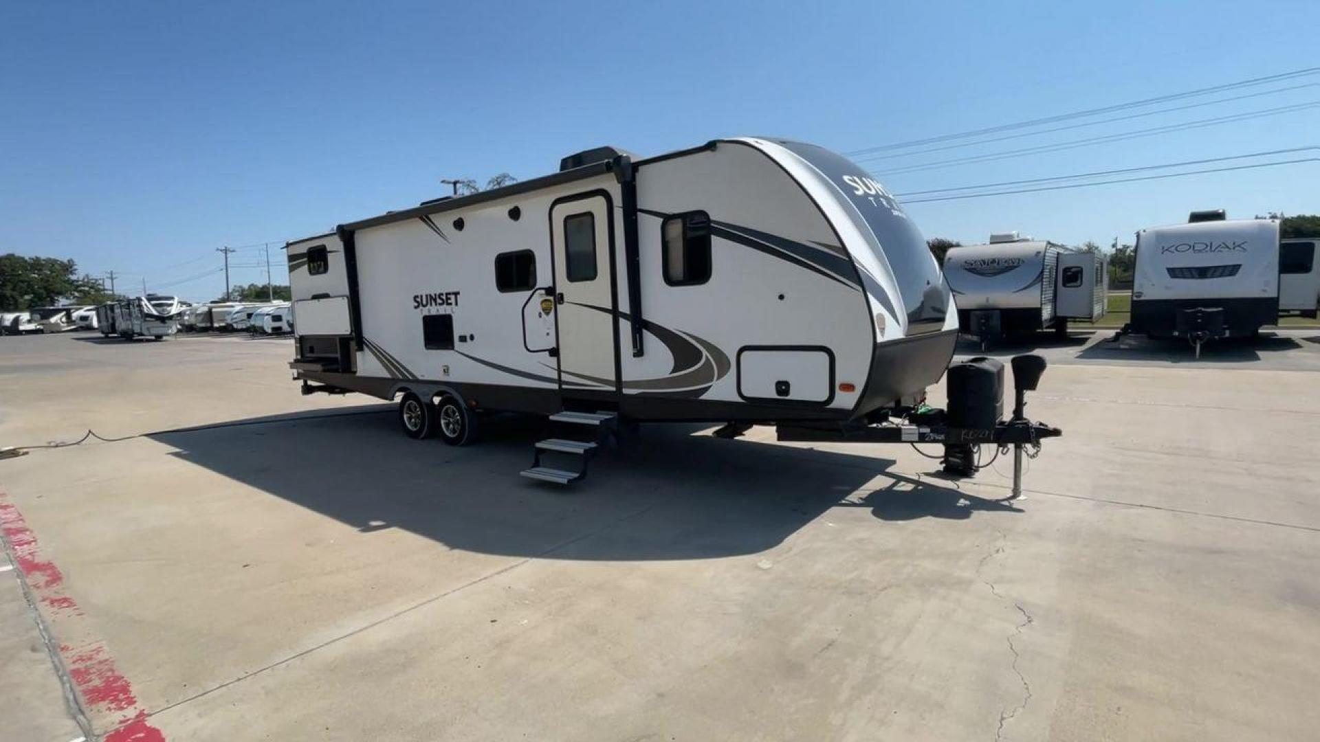 2019 CROSSROADS SUNSET TRAIL 289QB (4YDT28925K5) , Length: 32.75 ft. | Dry Weight: 5,661 lbs. | Gross Weight: 7,600 lbs. | Slides: 1 transmission, located at 4319 N Main Street, Cleburne, TX, 76033, (817) 221-0660, 32.435829, -97.384178 - The 2019 Crossroads Sunset Trail 289QB offers an ideal balance of comfort, functionality, and style, perfect for family adventures. It has a length of 32.75 feet, a dry weight of 5,661 lbs, and a gross weight of 7,600 lbs, this trailer is built for easy towing and versatility. The exterior features - Photo#3