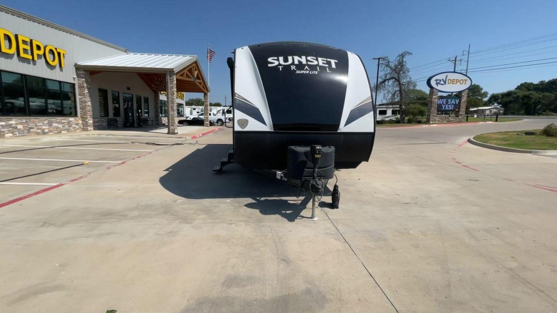 2019 CROSSROADS SUNSET TRAIL 289QB (4YDT28925K5) , Length: 32.75 ft. | Dry Weight: 5,661 lbs. | Gross Weight: 7,600 lbs. | Slides: 1 transmission, located at 4319 N Main Street, Cleburne, TX, 76033, (817) 221-0660, 32.435829, -97.384178 - The 2019 Crossroads Sunset Trail 289QB offers an ideal balance of comfort, functionality, and style, perfect for family adventures. It has a length of 32.75 feet, a dry weight of 5,661 lbs, and a gross weight of 7,600 lbs, this trailer is built for easy towing and versatility. The exterior features - Photo#4