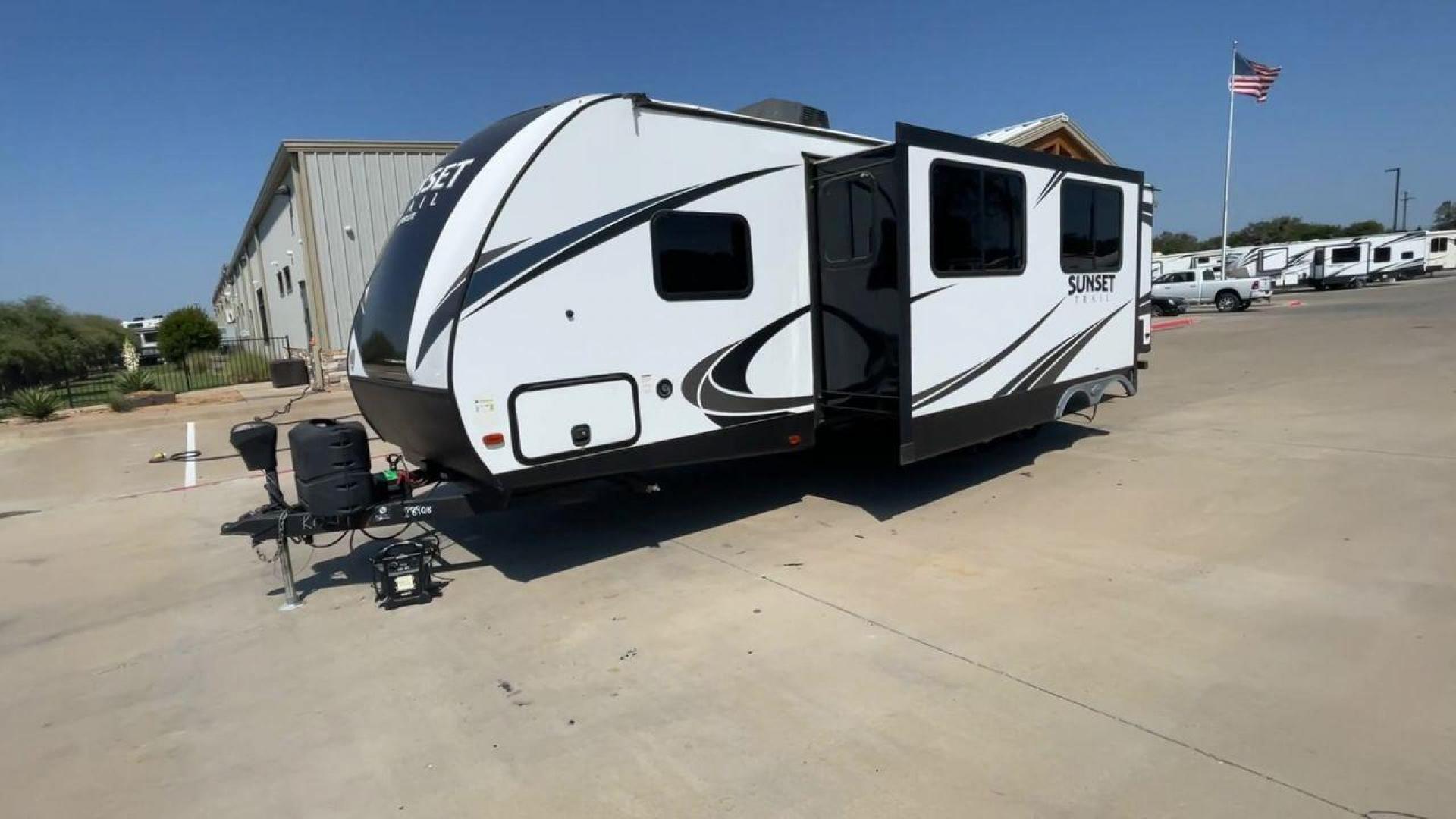 2019 CROSSROADS SUNSET TRAIL 289QB (4YDT28925K5) , Length: 32.75 ft. | Dry Weight: 5,661 lbs. | Gross Weight: 7,600 lbs. | Slides: 1 transmission, located at 4319 N Main Street, Cleburne, TX, 76033, (817) 221-0660, 32.435829, -97.384178 - The 2019 Crossroads Sunset Trail 289QB offers an ideal balance of comfort, functionality, and style, perfect for family adventures. It has a length of 32.75 feet, a dry weight of 5,661 lbs, and a gross weight of 7,600 lbs, this trailer is built for easy towing and versatility. The exterior features - Photo#5