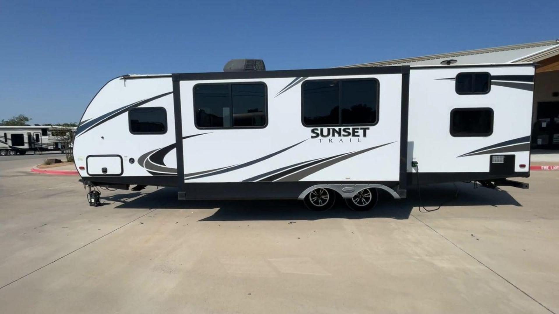 2019 CROSSROADS SUNSET TRAIL 289QB (4YDT28925K5) , Length: 32.75 ft. | Dry Weight: 5,661 lbs. | Gross Weight: 7,600 lbs. | Slides: 1 transmission, located at 4319 N Main Street, Cleburne, TX, 76033, (817) 221-0660, 32.435829, -97.384178 - The 2019 Crossroads Sunset Trail 289QB offers an ideal balance of comfort, functionality, and style, perfect for family adventures. It has a length of 32.75 feet, a dry weight of 5,661 lbs, and a gross weight of 7,600 lbs, this trailer is built for easy towing and versatility. The exterior features - Photo#6