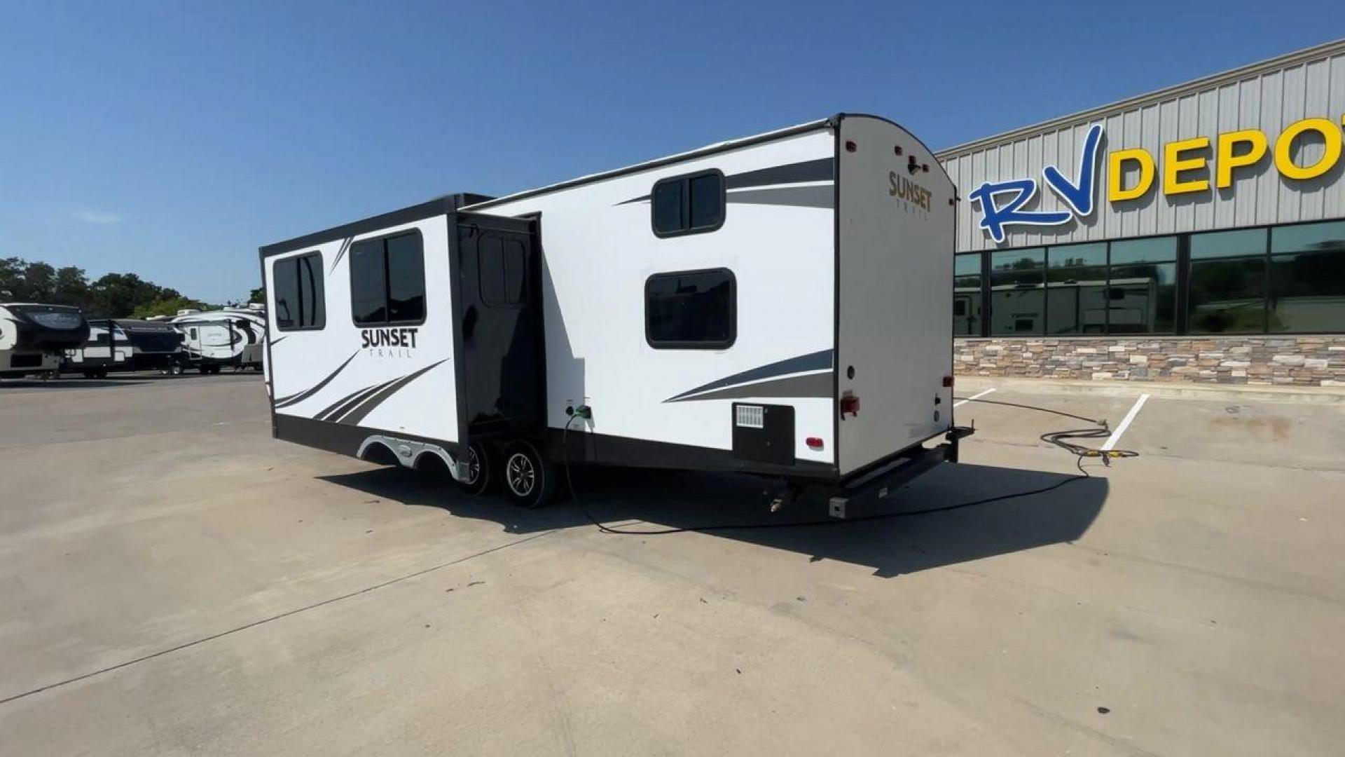 2019 CROSSROADS SUNSET TRAIL 289QB (4YDT28925K5) , Length: 32.75 ft. | Dry Weight: 5,661 lbs. | Gross Weight: 7,600 lbs. | Slides: 1 transmission, located at 4319 N Main Street, Cleburne, TX, 76033, (817) 221-0660, 32.435829, -97.384178 - The 2019 Crossroads Sunset Trail 289QB offers an ideal balance of comfort, functionality, and style, perfect for family adventures. It has a length of 32.75 feet, a dry weight of 5,661 lbs, and a gross weight of 7,600 lbs, this trailer is built for easy towing and versatility. The exterior features - Photo#7