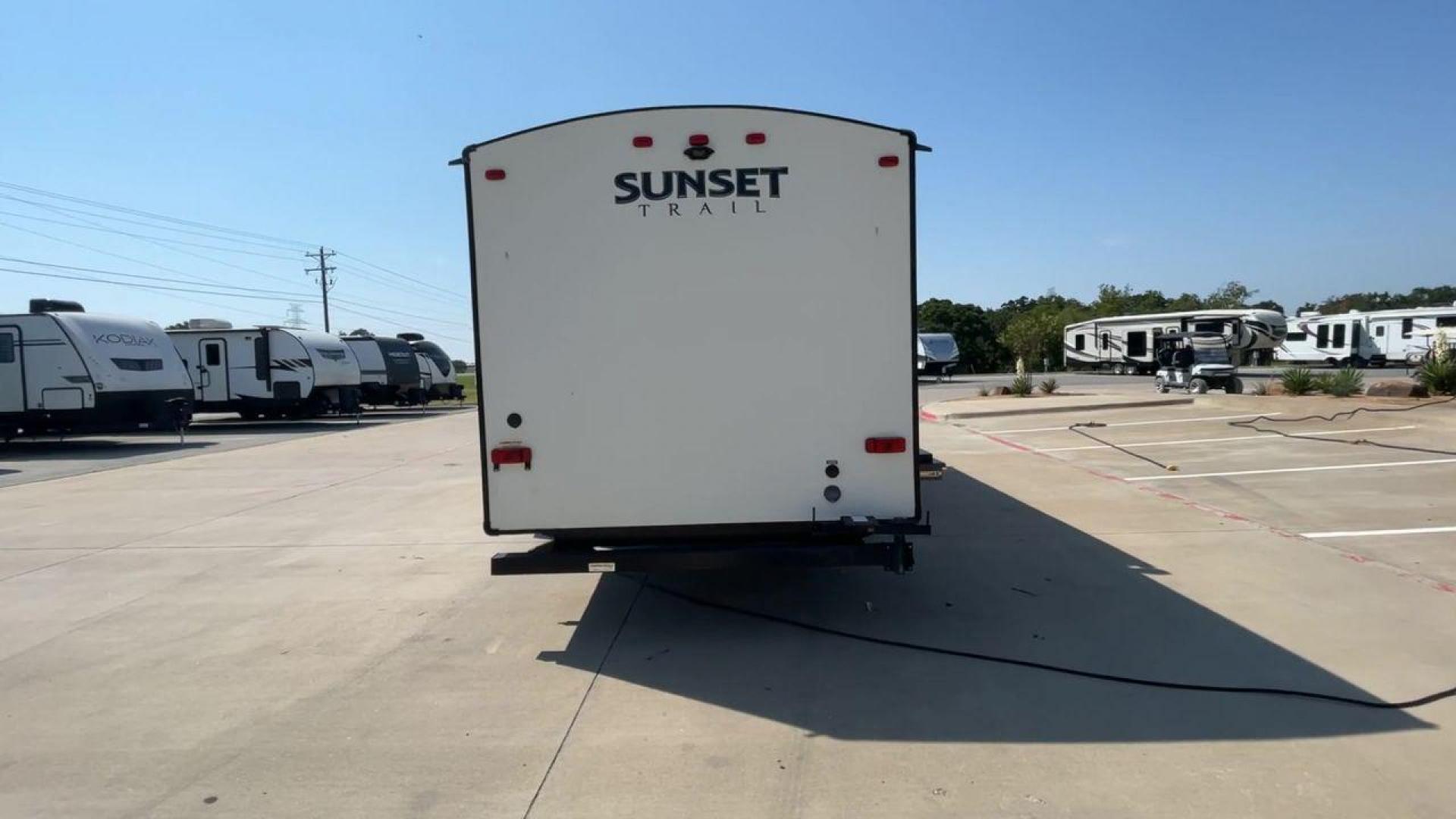 2019 CROSSROADS SUNSET TRAIL 289QB (4YDT28925K5) , Length: 32.75 ft. | Dry Weight: 5,661 lbs. | Gross Weight: 7,600 lbs. | Slides: 1 transmission, located at 4319 N Main Street, Cleburne, TX, 76033, (817) 221-0660, 32.435829, -97.384178 - The 2019 Crossroads Sunset Trail 289QB offers an ideal balance of comfort, functionality, and style, perfect for family adventures. It has a length of 32.75 feet, a dry weight of 5,661 lbs, and a gross weight of 7,600 lbs, this trailer is built for easy towing and versatility. The exterior features - Photo#8