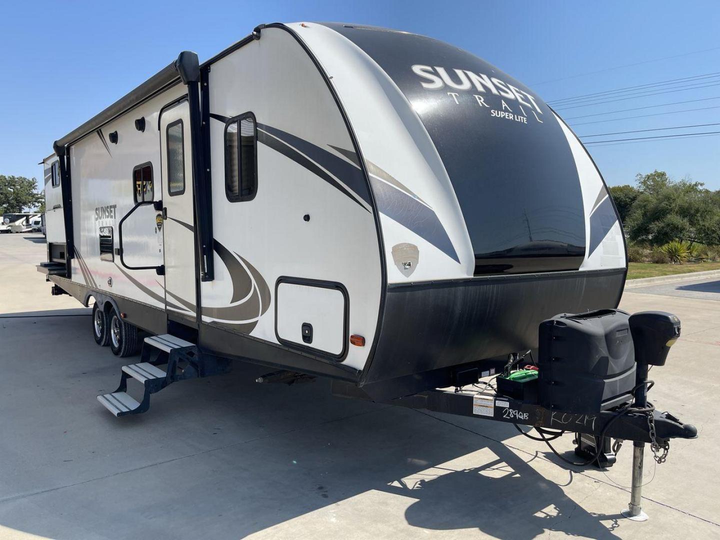 2019 CROSSROADS SUNSET TRAIL 289QB (4YDT28925K5) , Length: 32.75 ft. | Dry Weight: 5,661 lbs. | Gross Weight: 7,600 lbs. | Slides: 1 transmission, located at 4319 N Main Street, Cleburne, TX, 76033, (817) 221-0660, 32.435829, -97.384178 - The 2019 Crossroads Sunset Trail 289QB offers an ideal balance of comfort, functionality, and style, perfect for family adventures. It has a length of 32.75 feet, a dry weight of 5,661 lbs, and a gross weight of 7,600 lbs, this trailer is built for easy towing and versatility. The exterior features - Photo#22