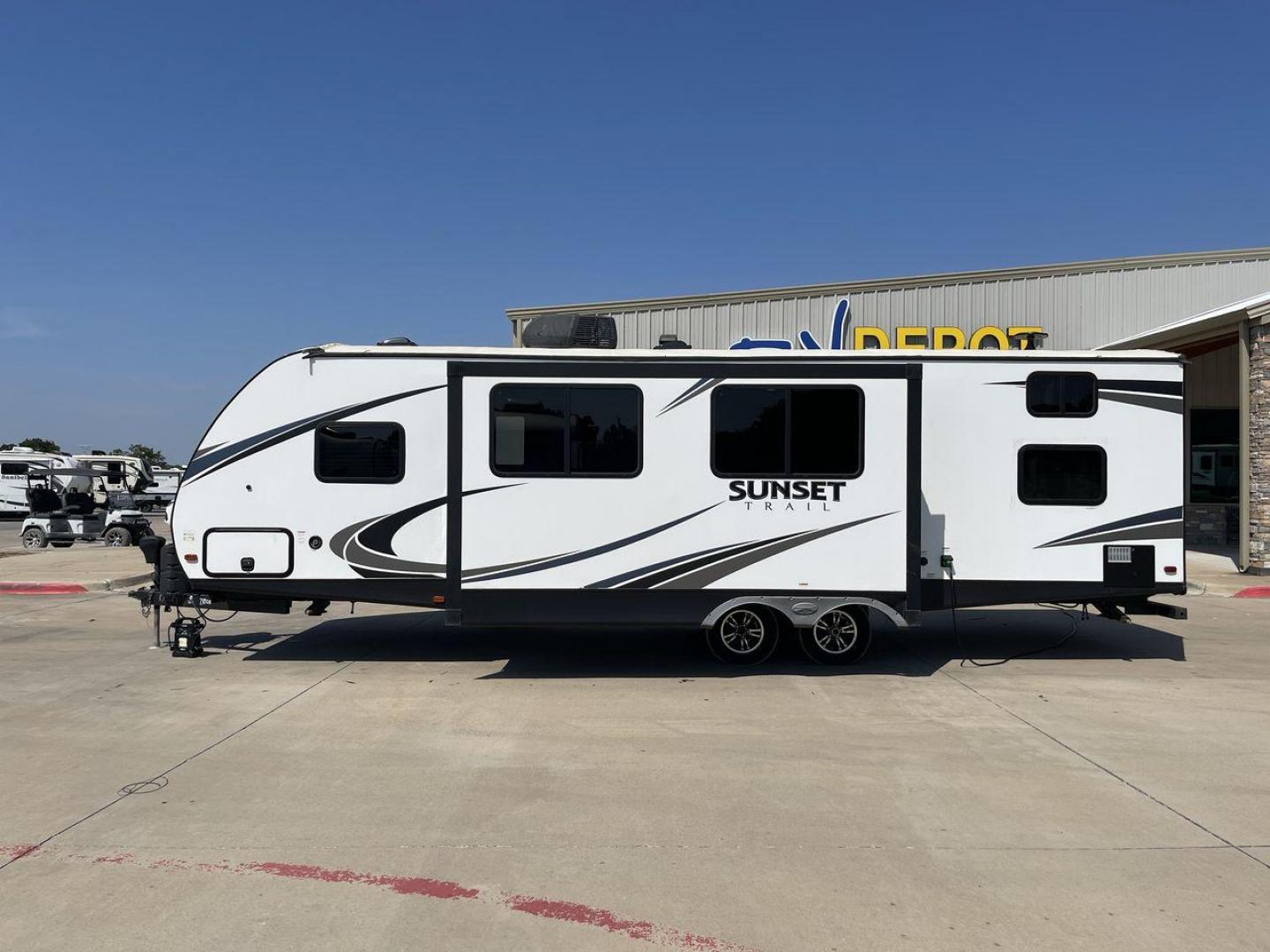 2019 CROSSROADS SUNSET TRAIL 289QB (4YDT28925K5) , Length: 32.75 ft. | Dry Weight: 5,661 lbs. | Gross Weight: 7,600 lbs. | Slides: 1 transmission, located at 4319 N Main Street, Cleburne, TX, 76033, (817) 221-0660, 32.435829, -97.384178 - The 2019 Crossroads Sunset Trail 289QB offers an ideal balance of comfort, functionality, and style, perfect for family adventures. It has a length of 32.75 feet, a dry weight of 5,661 lbs, and a gross weight of 7,600 lbs, this trailer is built for easy towing and versatility. The exterior features - Photo#23