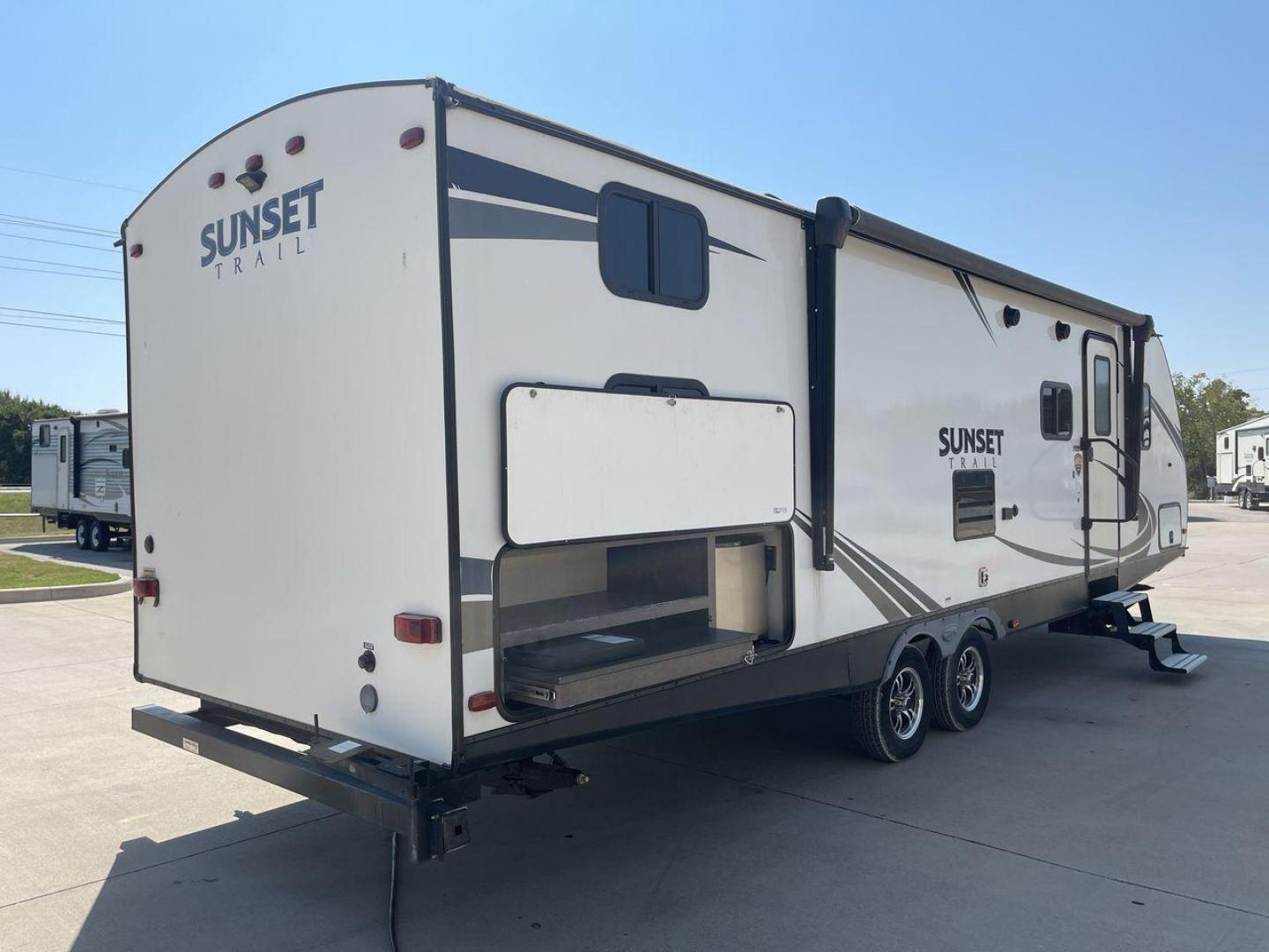 2019 CROSSROADS SUNSET TRAIL 289QB (4YDT28925K5) , Length: 32.75 ft. | Dry Weight: 5,661 lbs. | Gross Weight: 7,600 lbs. | Slides: 1 transmission, located at 4319 N Main Street, Cleburne, TX, 76033, (817) 221-0660, 32.435829, -97.384178 - The 2019 Crossroads Sunset Trail 289QB offers an ideal balance of comfort, functionality, and style, perfect for family adventures. It has a length of 32.75 feet, a dry weight of 5,661 lbs, and a gross weight of 7,600 lbs, this trailer is built for easy towing and versatility. The exterior features - Photo#24