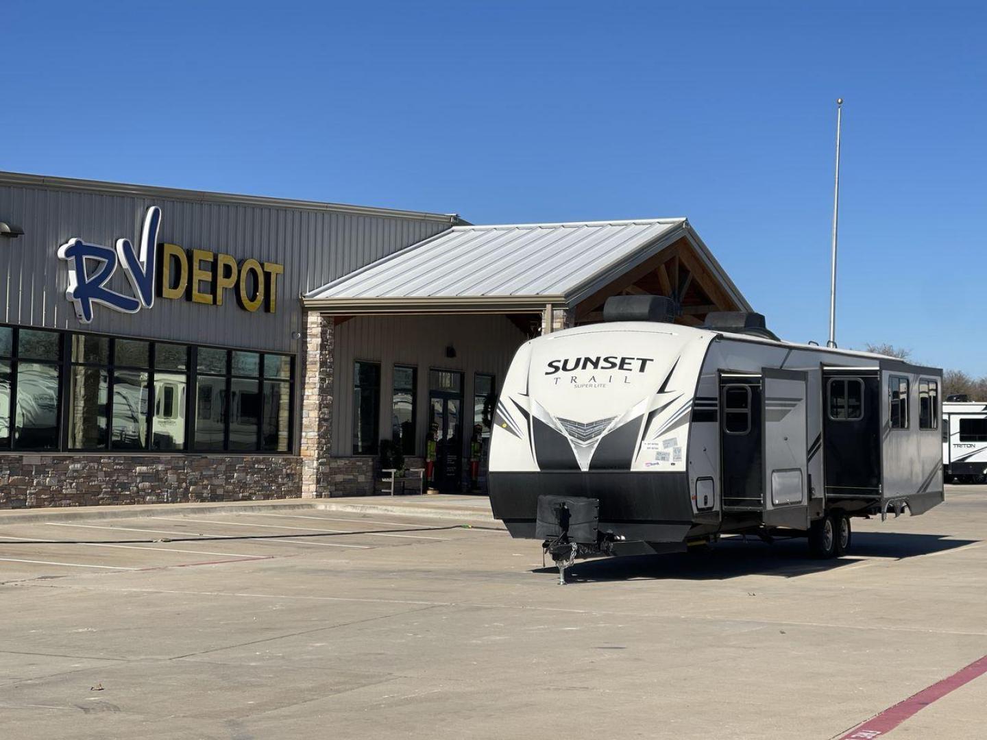 2019 CROSSROADS SUNSET TRAIL 330SI (4YDT33021K5) , located at 4319 N Main Street, Cleburne, TX, 76033, (817) 221-0660, 32.435829, -97.384178 - Photo#0