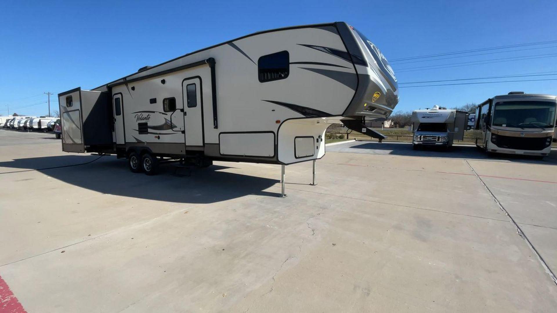 2019 CROSSROADS VOLANTE 360DB (4YDF36023K6) , located at 4319 N Main Street, Cleburne, TX, 76033, (817) 221-0660, 32.435829, -97.384178 - Photo#3