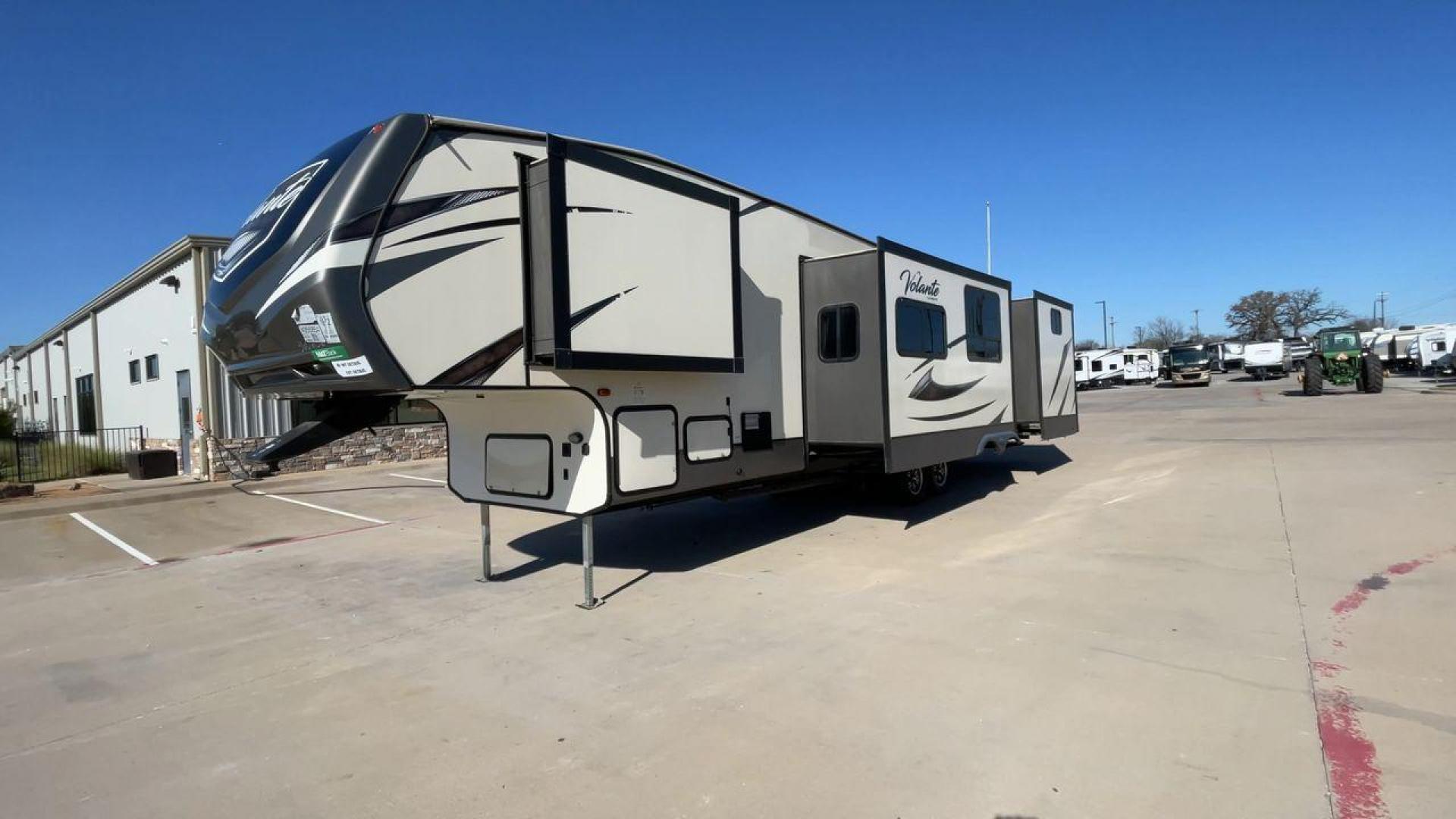 2019 CROSSROADS VOLANTE 360DB (4YDF36023K6) , located at 4319 N Main Street, Cleburne, TX, 76033, (817) 221-0660, 32.435829, -97.384178 - Photo#5