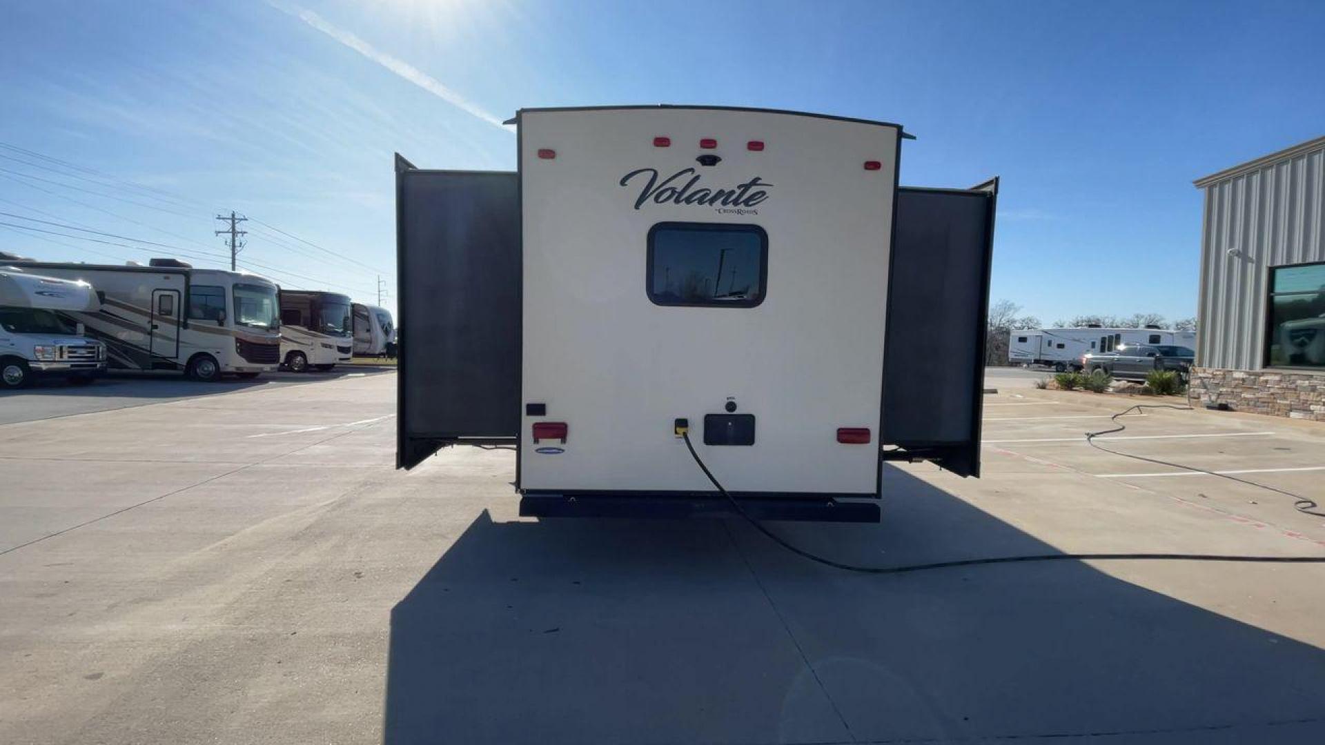 2019 CROSSROADS VOLANTE 360DB (4YDF36023K6) , located at 4319 N Main Street, Cleburne, TX, 76033, (817) 221-0660, 32.435829, -97.384178 - Photo#8