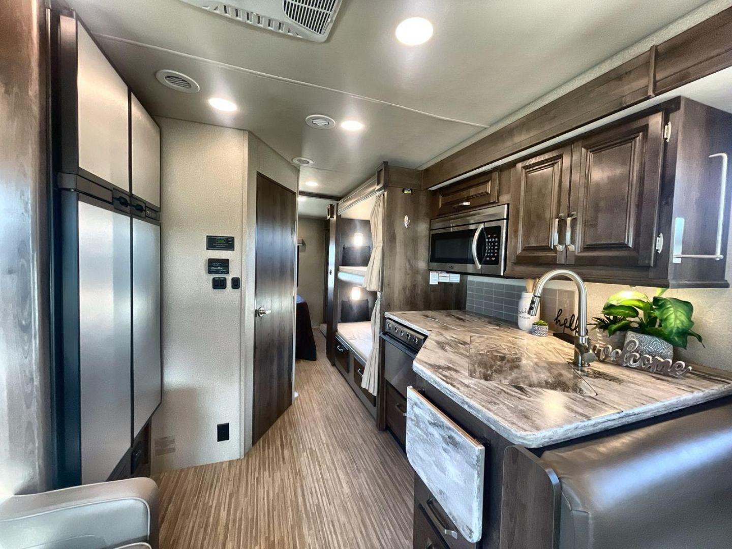 2019 ENTEGRA ESTEEM 31F (1FDXE4FS2KD) , located at 4319 N Main Street, Cleburne, TX, 76033, (817) 221-0660, 32.435829, -97.384178 - Photo#10