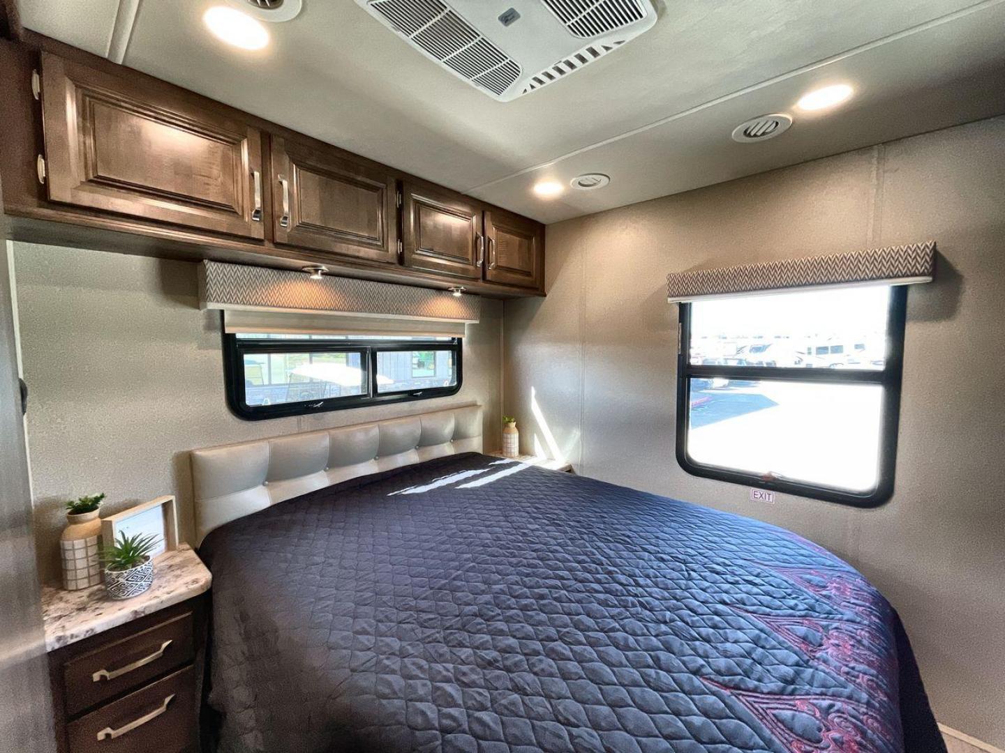 2019 ENTEGRA ESTEEM 31F (1FDXE4FS2KD) , located at 4319 N Main Street, Cleburne, TX, 76033, (817) 221-0660, 32.435829, -97.384178 - Photo#17