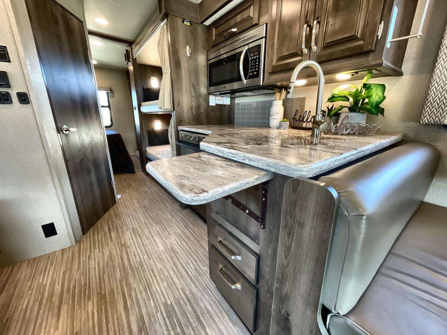 2019 ENTEGRA ESTEEM 31F (1FDXE4FS2KD) , located at 4319 N Main Street, Cleburne, TX, 76033, (817) 221-0660, 32.435829, -97.384178 - Photo#21