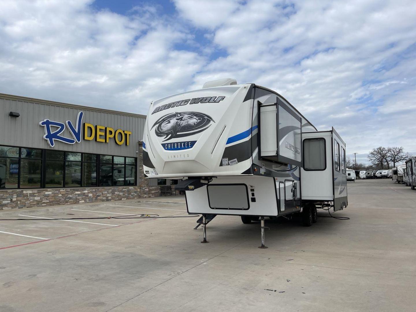 2019 FOREST RIVER CHEROKEE 315TBH8 (5ZT3CKXB9K2) , located at 4319 N Main Street, Cleburne, TX, 76033, (817) 221-0660, 32.435829, -97.384178 - Photo#0