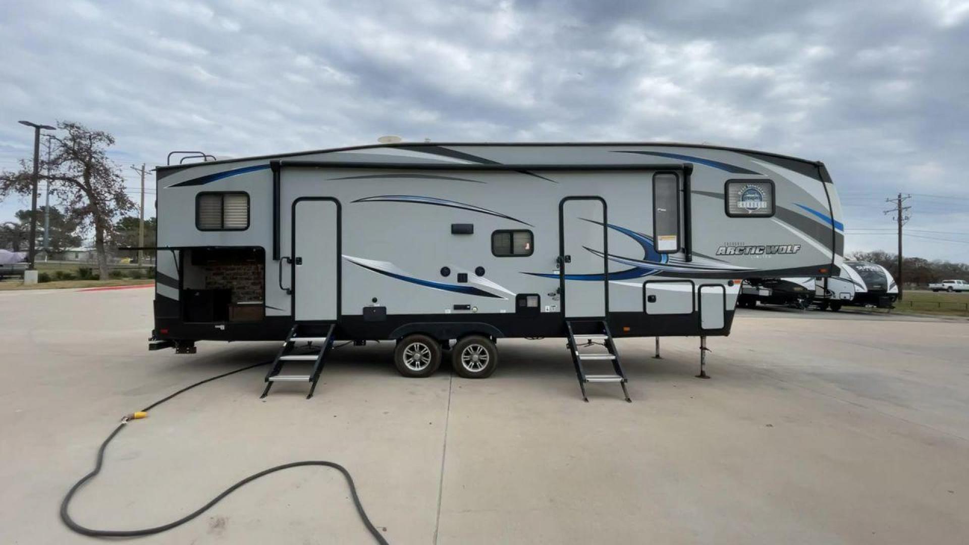 2019 FOREST RIVER CHEROKEE 315TBH8 (5ZT3CKXB9K2) , located at 4319 N Main Street, Cleburne, TX, 76033, (817) 221-0660, 32.435829, -97.384178 - Photo#2