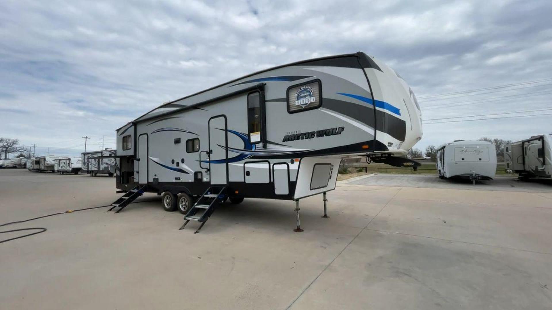 2019 FOREST RIVER CHEROKEE 315TBH8 (5ZT3CKXB9K2) , located at 4319 N Main Street, Cleburne, TX, 76033, (817) 221-0660, 32.435829, -97.384178 - Photo#3