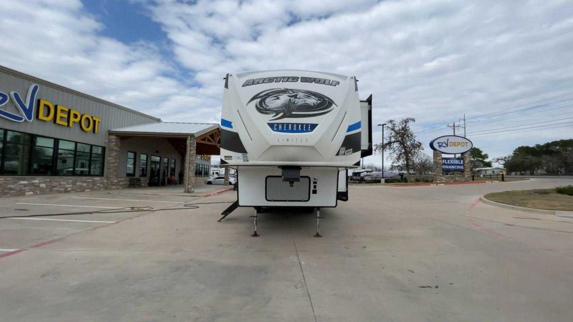 2019 FOREST RIVER CHEROKEE 315TBH8 (5ZT3CKXB9K2) , located at 4319 N Main Street, Cleburne, TX, 76033, (817) 221-0660, 32.435829, -97.384178 - Photo#4